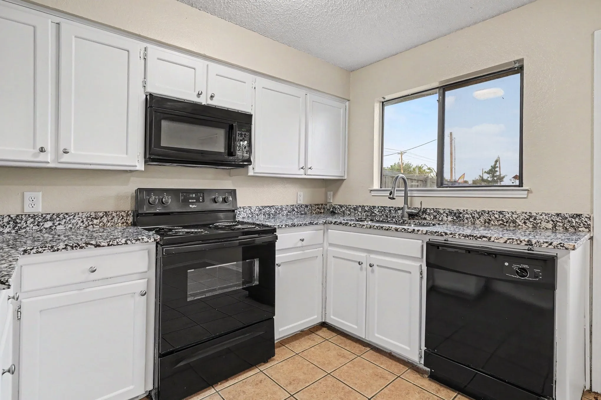 Apartment For Rent in Tarrant County , 3301 Aurora Street B, Haltom City, Texas 76117, 2 Bedroom, 2 Bathroom, Garage spaces, 1,116 Sqft, built in 1985, Preowned, mls#21252253, Real Estate Agent in Haltom City, Homes For Rent in Tarrant county, Homes For Rent in Haltom City, Realtor in Haltom City Texas, Real Estate Brokerage Independent Realty Texas, Luminita Cordes Realtor