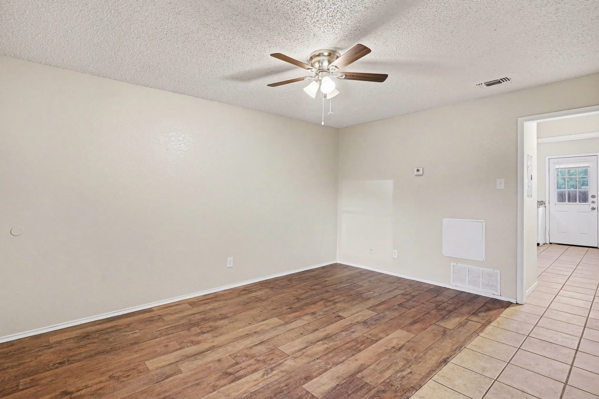 Apartment For Rent in Tarrant County , 3301 Aurora Street B, Haltom City, Texas 76117, 2 Bedroom, 2 Bathroom, Garage spaces, 1,116 Sqft, built in 1985, Preowned, mls#21252253, Real Estate Agent in Haltom City, Homes For Rent in Tarrant county, Homes For Rent in Haltom City, Realtor in Haltom City Texas, Real Estate Brokerage Independent Realty Texas, Luminita Cordes Realtor