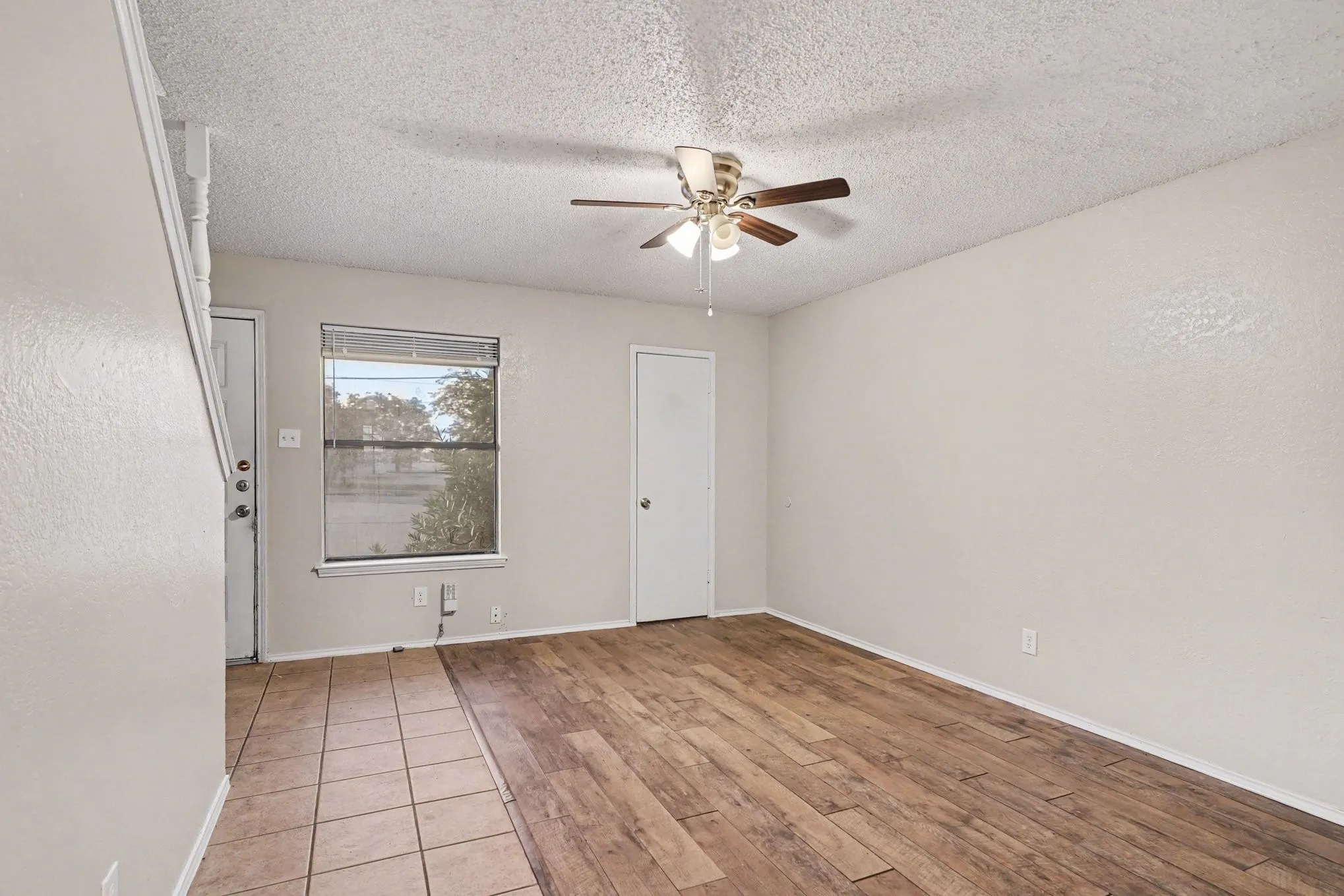 Apartment For Rent in Tarrant County , 3301 Aurora Street B, Haltom City, Texas 76117, 2 Bedroom, 2 Bathroom, Garage spaces, 1,116 Sqft, built in 1985, Preowned, mls#21252253, Real Estate Agent in Haltom City, Homes For Rent in Tarrant county, Homes For Rent in Haltom City, Realtor in Haltom City Texas, Real Estate Brokerage Independent Realty Texas, Luminita Cordes Realtor