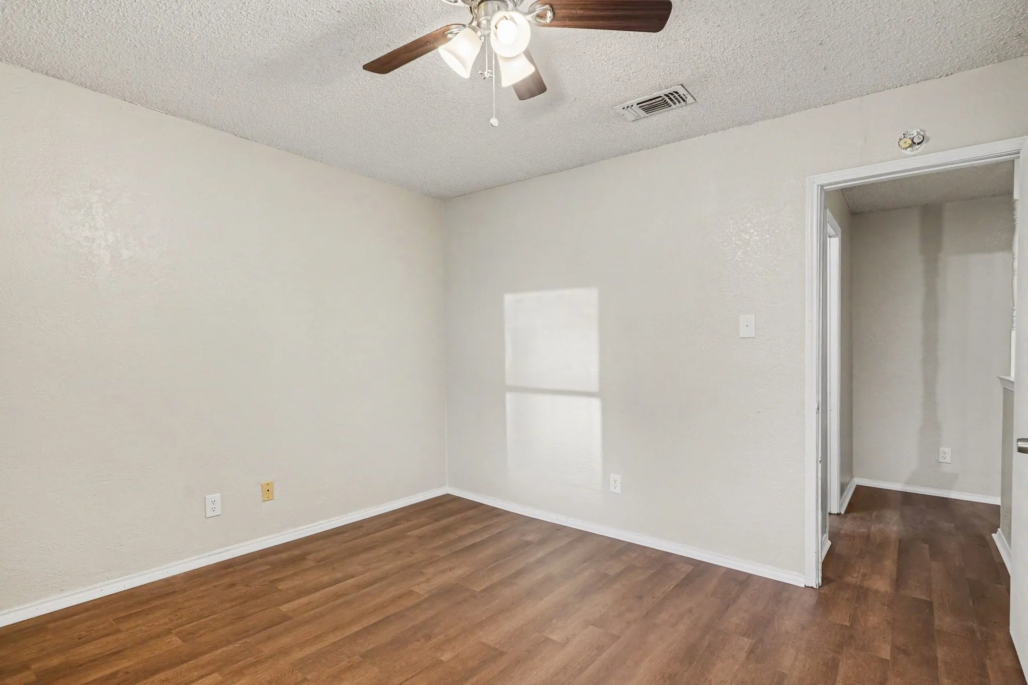 Apartment For Rent in Tarrant County , 3301 Aurora Street B, Haltom City, Texas 76117, 2 Bedroom, 2 Bathroom, Garage spaces, 1,116 Sqft, built in 1985, Preowned, mls#21252253, Real Estate Agent in Haltom City, Homes For Rent in Tarrant county, Homes For Rent in Haltom City, Realtor in Haltom City Texas, Real Estate Brokerage Independent Realty Texas, Luminita Cordes Realtor
