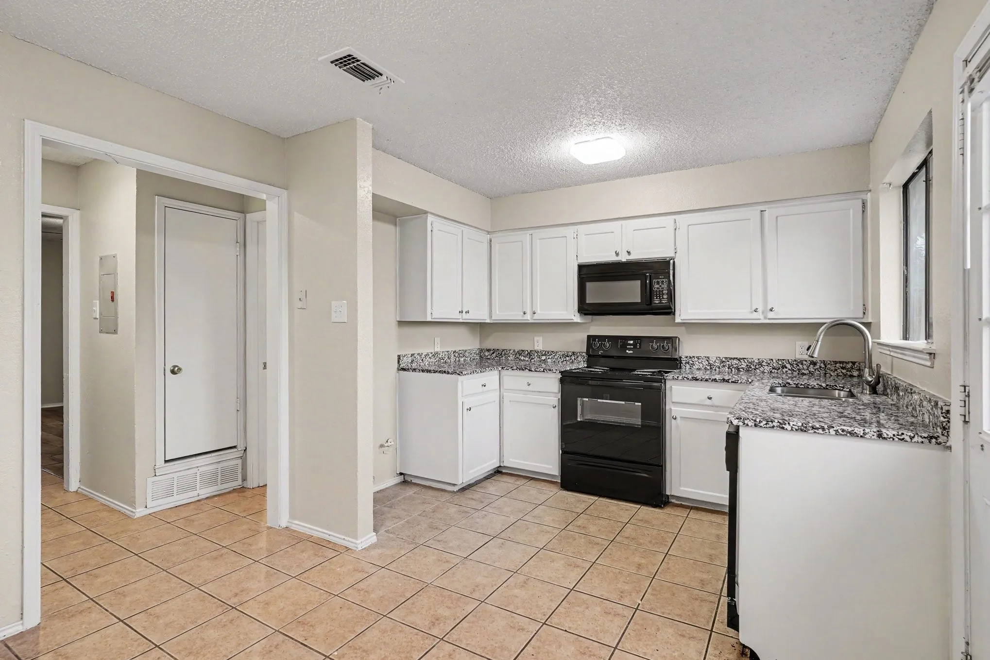 Apartment For Rent in Tarrant County , 3301 Aurora Street B, Haltom City, Texas 76117, 2 Bedroom, 2 Bathroom, Garage spaces, 1,116 Sqft, built in 1985, Preowned, mls#21252253, Real Estate Agent in Haltom City, Homes For Rent in Tarrant county, Homes For Rent in Haltom City, Realtor in Haltom City Texas, Real Estate Brokerage Independent Realty Texas, Luminita Cordes Realtor
