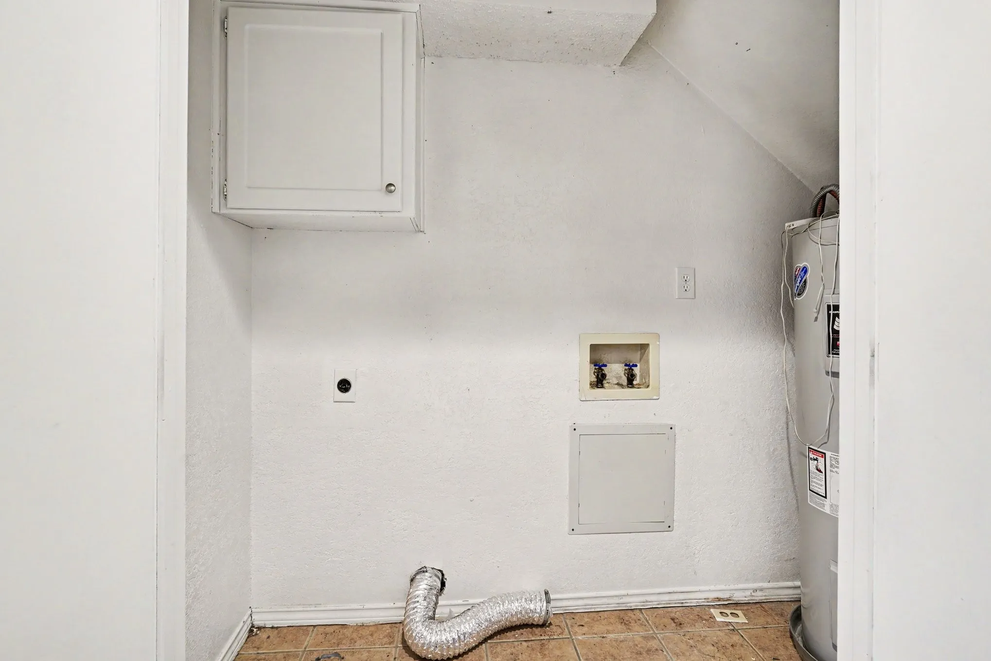 Apartment For Rent in Tarrant County , 3301 Aurora Street B, Haltom City, Texas 76117, 2 Bedroom, 2 Bathroom, Garage spaces, 1,116 Sqft, built in 1985, Preowned, mls#21252253, Real Estate Agent in Haltom City, Homes For Rent in Tarrant county, Homes For Rent in Haltom City, Realtor in Haltom City Texas, Real Estate Brokerage Independent Realty Texas, Luminita Cordes Realtor