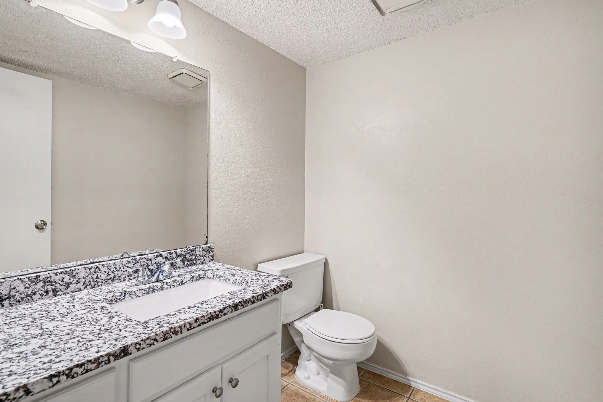 Apartment For Rent in Tarrant County , 3301 Aurora Street B, Haltom City, Texas 76117, 2 Bedroom, 2 Bathroom, Garage spaces, 1,116 Sqft, built in 1985, Preowned, mls#21252253, Real Estate Agent in Haltom City, Homes For Rent in Tarrant county, Homes For Rent in Haltom City, Realtor in Haltom City Texas, Real Estate Brokerage Independent Realty Texas, Luminita Cordes Realtor