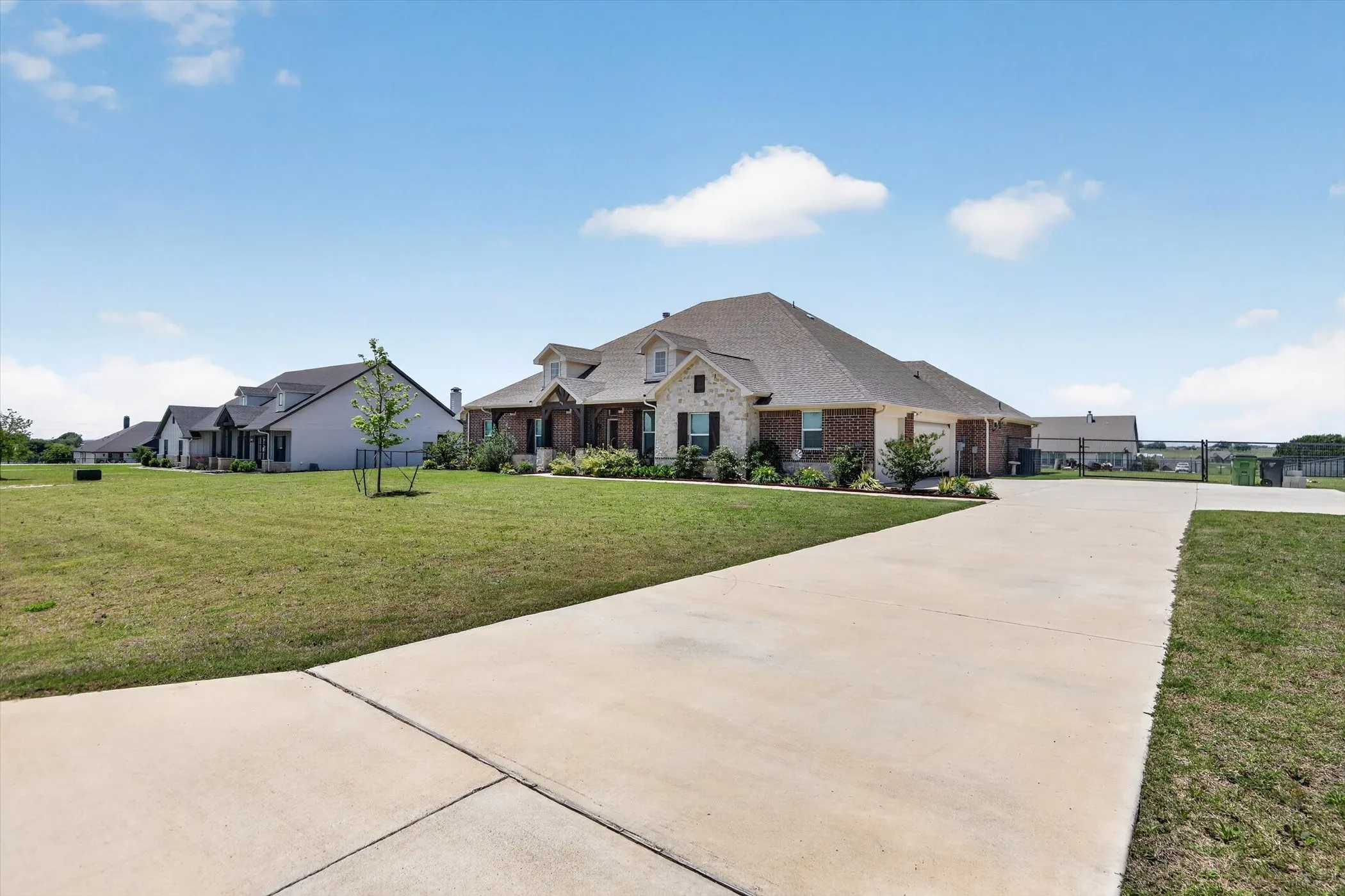 Single Family Residence For Sale in Johnson County , 6908 Scarlett Way, Godley, Texas 76044, 4 Bedroom, 3 Bathroom, 3 Garage spaces, 2,715 Sqft, built in 2022, Preowned, mls#21245126, Real Estate Agent in Godley, Homes For Sale in Johnson county, Homes For Sale in Godley, Realtor in Godley Texas, Real Estate Brokerage Independent Realty Texas, Luminita Cordes Realtor