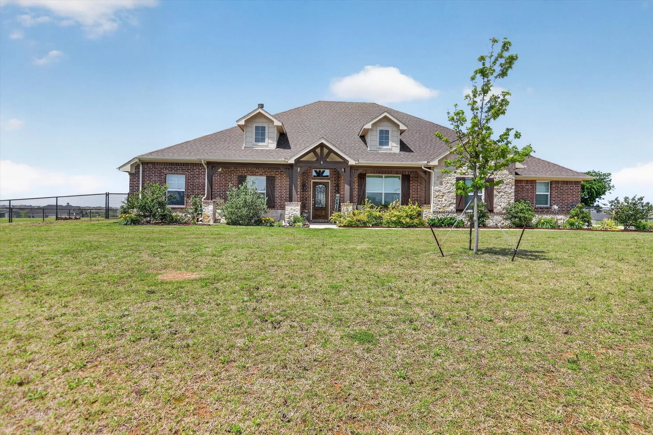 Single Family Residence For Sale in Johnson County , 6908 Scarlett Way, Godley, Texas 76044, 4 Bedroom, 3 Bathroom, 3 Garage spaces, 2,715 Sqft, built in 2022, Preowned, mls#21245126, Real Estate Agent in Godley, Homes For Sale in Johnson county, Homes For Sale in Godley, Realtor in Godley Texas, Real Estate Brokerage Independent Realty Texas, Luminita Cordes Realtor