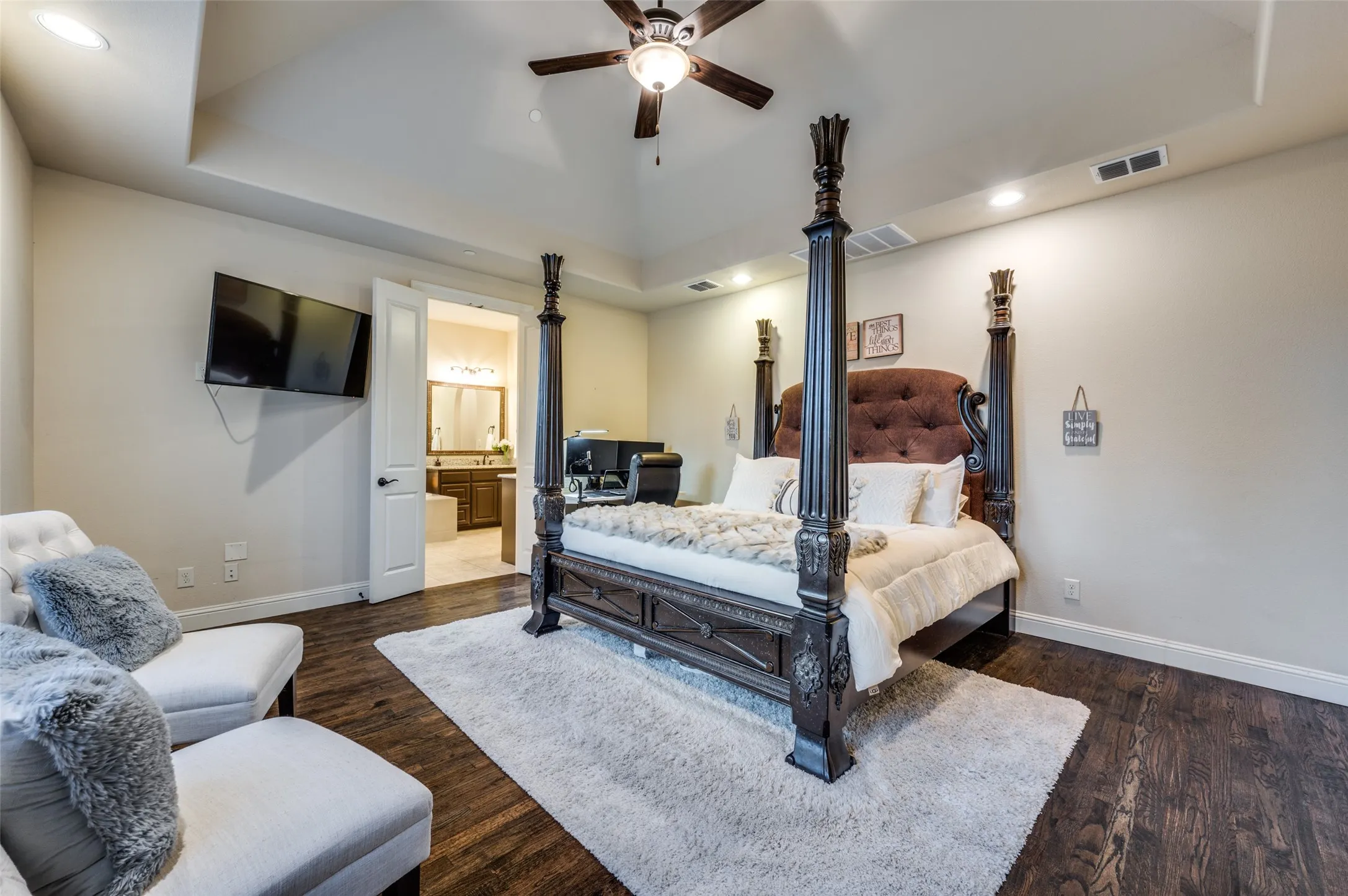 Owner suite, bedroom #1 (main floor)