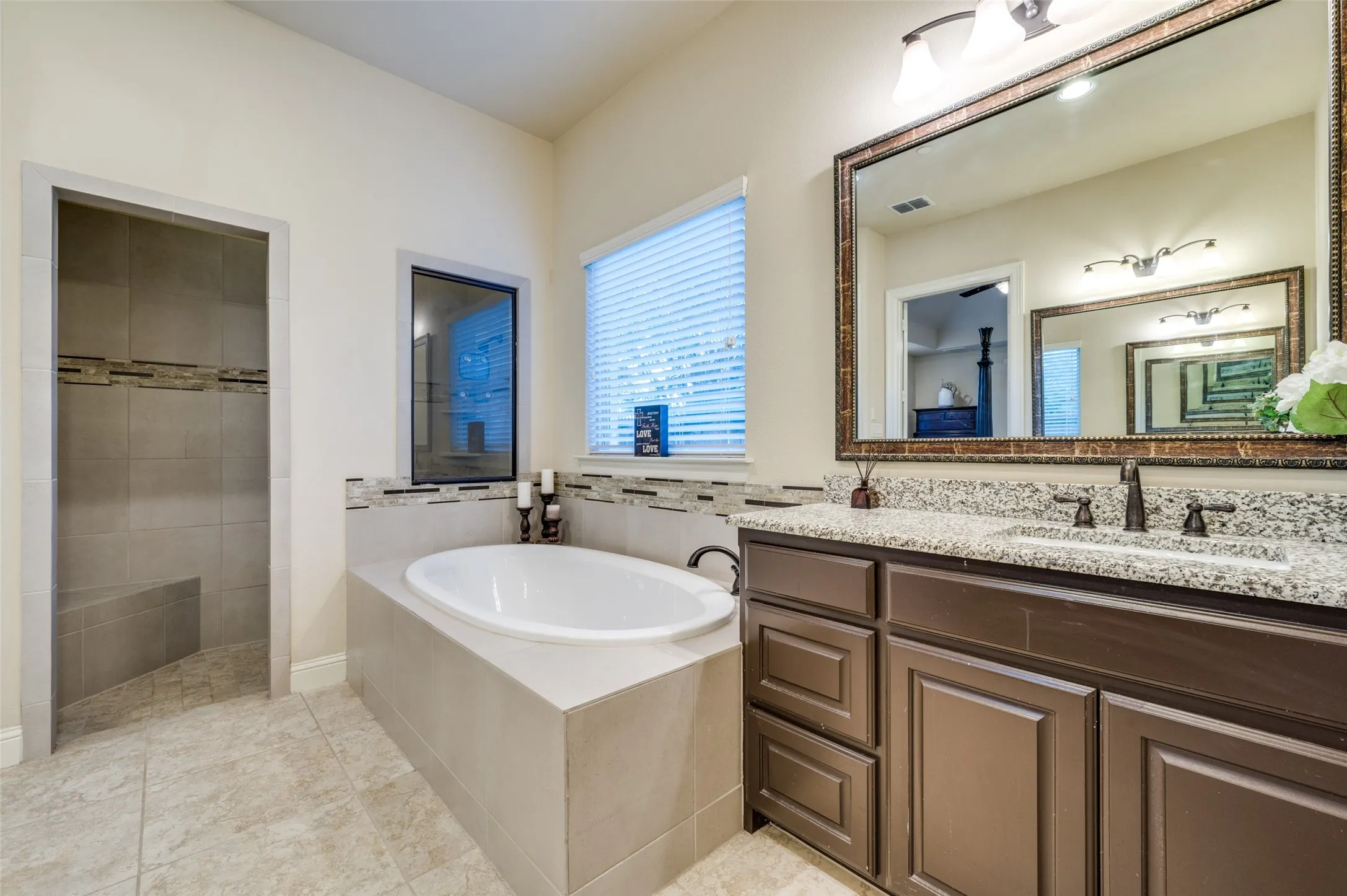 Owner bathroom #1 (main floor)