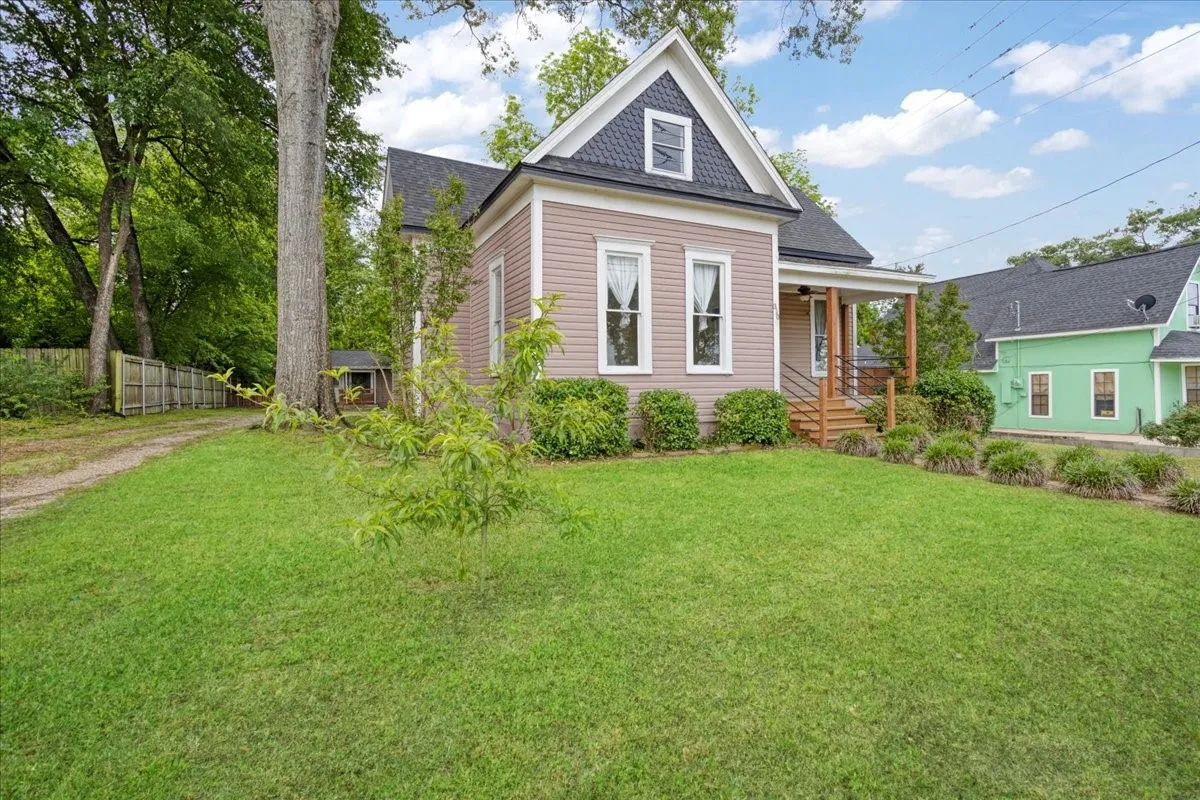 Single Family Residence For Sale in Titus County , 310 E 3rd St., Mt Pleasant, Texas 75455, 5 Bedroom, 3 Bathroom, Garage spaces, 2,348 Sqft, built in 1944, Preowned, mls#21247073, Real Estate Agent in Mt Pleasant, Homes For Sale in Titus county, Homes For Sale in Mt Pleasant, Realtor in Mt Pleasant Texas, Real Estate Brokerage Independent Realty Texas, Luminita Cordes Realtor