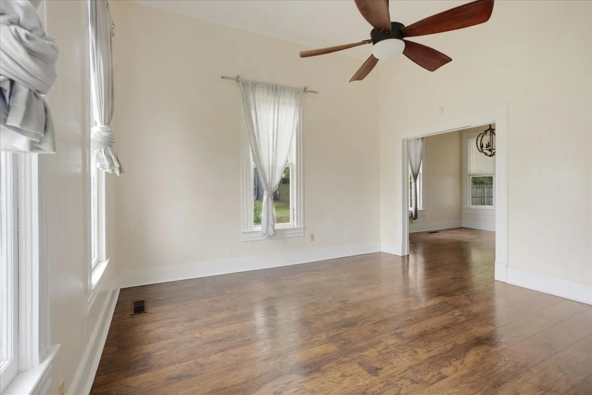 Single Family Residence For Sale in Titus County , 310 E 3rd St., Mt Pleasant, Texas 75455, 5 Bedroom, 3 Bathroom, Garage spaces, 2,348 Sqft, built in 1944, Preowned, mls#21247073, Real Estate Agent in Mt Pleasant, Homes For Sale in Titus county, Homes For Sale in Mt Pleasant, Realtor in Mt Pleasant Texas, Real Estate Brokerage Independent Realty Texas, Luminita Cordes Realtor
