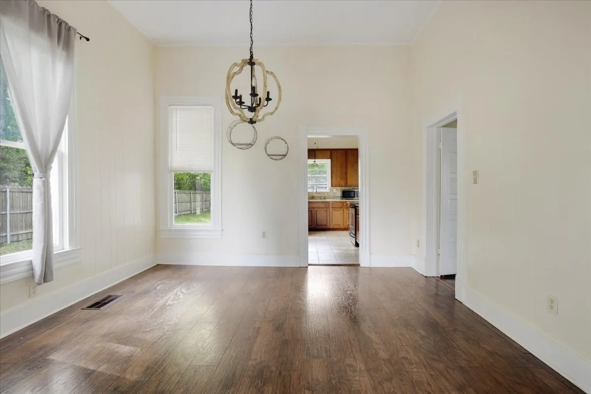 Single Family Residence For Sale in Titus County , 310 E 3rd St., Mt Pleasant, Texas 75455, 5 Bedroom, 3 Bathroom, Garage spaces, 2,348 Sqft, built in 1944, Preowned, mls#21247073, Real Estate Agent in Mt Pleasant, Homes For Sale in Titus county, Homes For Sale in Mt Pleasant, Realtor in Mt Pleasant Texas, Real Estate Brokerage Independent Realty Texas, Luminita Cordes Realtor