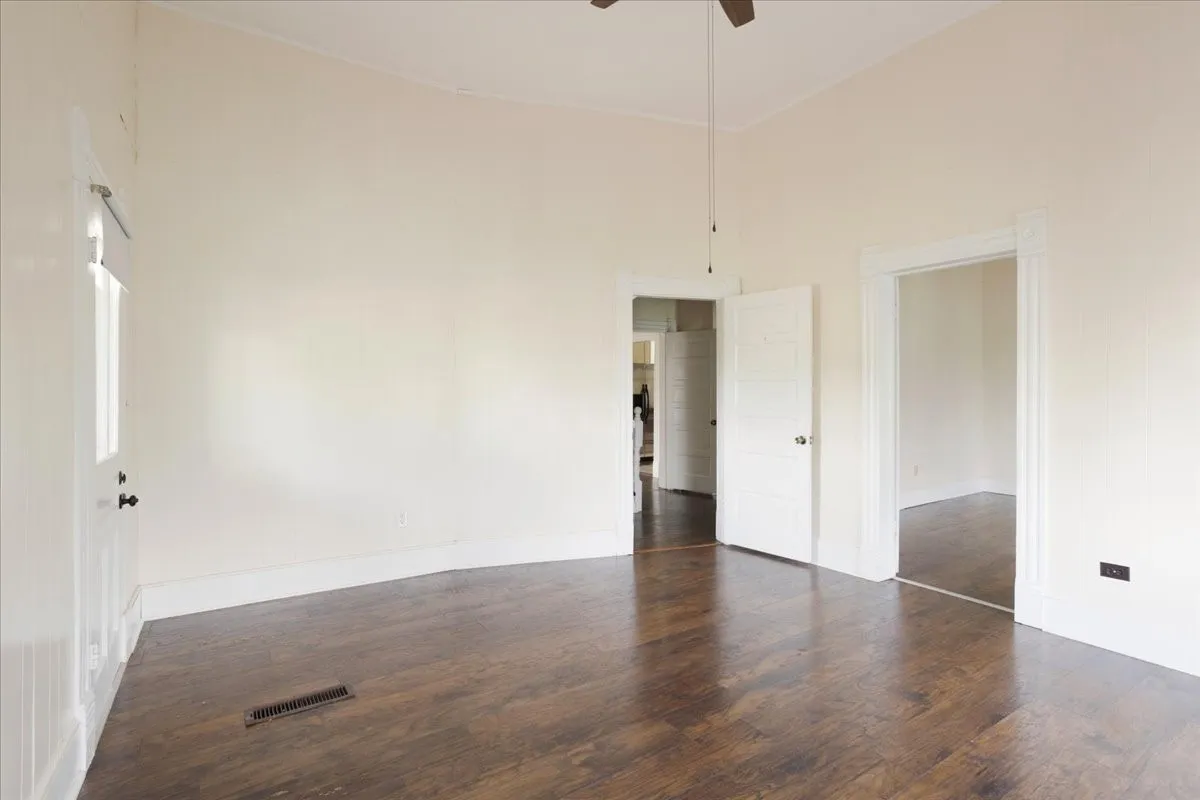 Single Family Residence For Sale in Titus County , 310 E 3rd St., Mt Pleasant, Texas 75455, 5 Bedroom, 3 Bathroom, Garage spaces, 2,348 Sqft, built in 1944, Preowned, mls#21247073, Real Estate Agent in Mt Pleasant, Homes For Sale in Titus county, Homes For Sale in Mt Pleasant, Realtor in Mt Pleasant Texas, Real Estate Brokerage Independent Realty Texas, Luminita Cordes Realtor