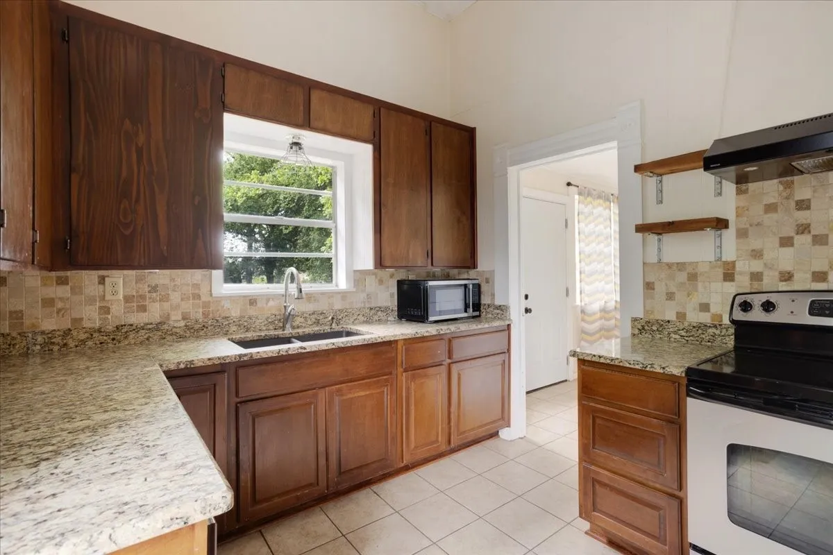 Single Family Residence For Sale in Titus County , 310 E 3rd St., Mt Pleasant, Texas 75455, 5 Bedroom, 3 Bathroom, Garage spaces, 2,348 Sqft, built in 1944, Preowned, mls#21247073, Real Estate Agent in Mt Pleasant, Homes For Sale in Titus county, Homes For Sale in Mt Pleasant, Realtor in Mt Pleasant Texas, Real Estate Brokerage Independent Realty Texas, Luminita Cordes Realtor