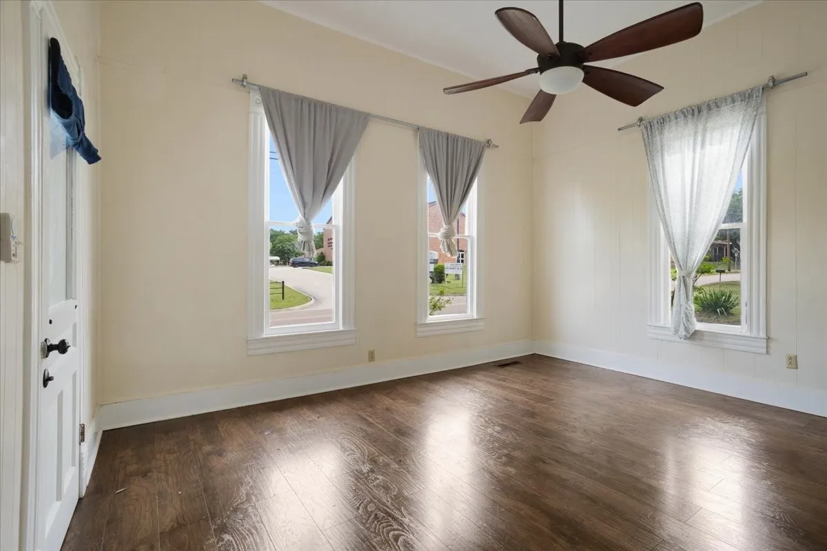 Single Family Residence For Sale in Titus County , 310 E 3rd St., Mt Pleasant, Texas 75455, 5 Bedroom, 3 Bathroom, Garage spaces, 2,348 Sqft, built in 1944, Preowned, mls#21247073, Real Estate Agent in Mt Pleasant, Homes For Sale in Titus county, Homes For Sale in Mt Pleasant, Realtor in Mt Pleasant Texas, Real Estate Brokerage Independent Realty Texas, Luminita Cordes Realtor