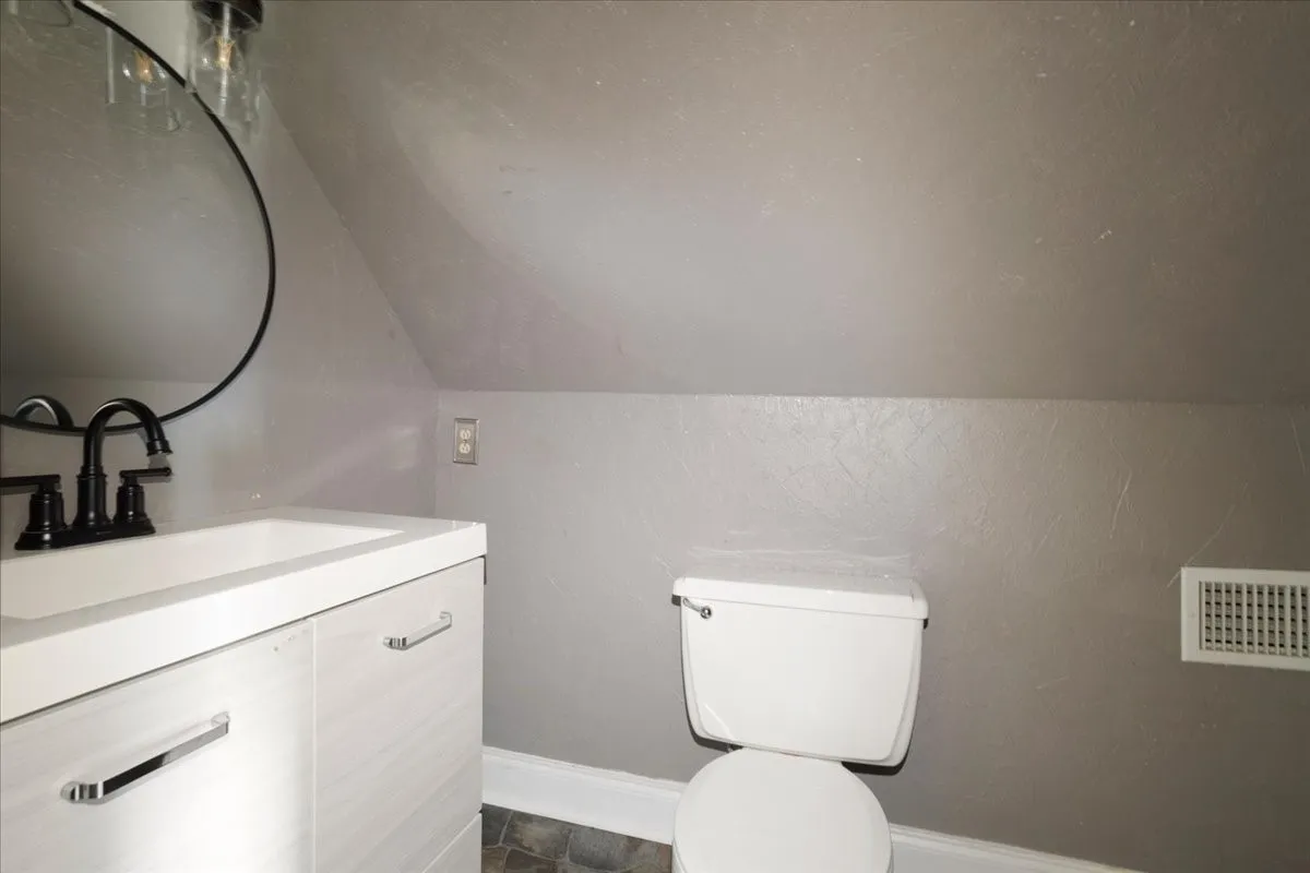 Single Family Residence For Sale in Titus County , 310 E 3rd St., Mt Pleasant, Texas 75455, 5 Bedroom, 3 Bathroom, Garage spaces, 2,348 Sqft, built in 1944, Preowned, mls#21247073, Real Estate Agent in Mt Pleasant, Homes For Sale in Titus county, Homes For Sale in Mt Pleasant, Realtor in Mt Pleasant Texas, Real Estate Brokerage Independent Realty Texas, Luminita Cordes Realtor
