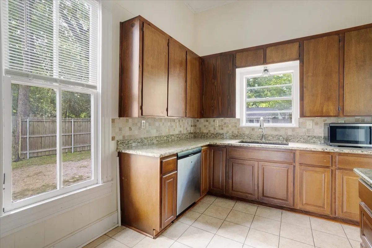 Single Family Residence For Sale in Titus County , 310 E 3rd St., Mt Pleasant, Texas 75455, 5 Bedroom, 3 Bathroom, Garage spaces, 2,348 Sqft, built in 1944, Preowned, mls#21247073, Real Estate Agent in Mt Pleasant, Homes For Sale in Titus county, Homes For Sale in Mt Pleasant, Realtor in Mt Pleasant Texas, Real Estate Brokerage Independent Realty Texas, Luminita Cordes Realtor