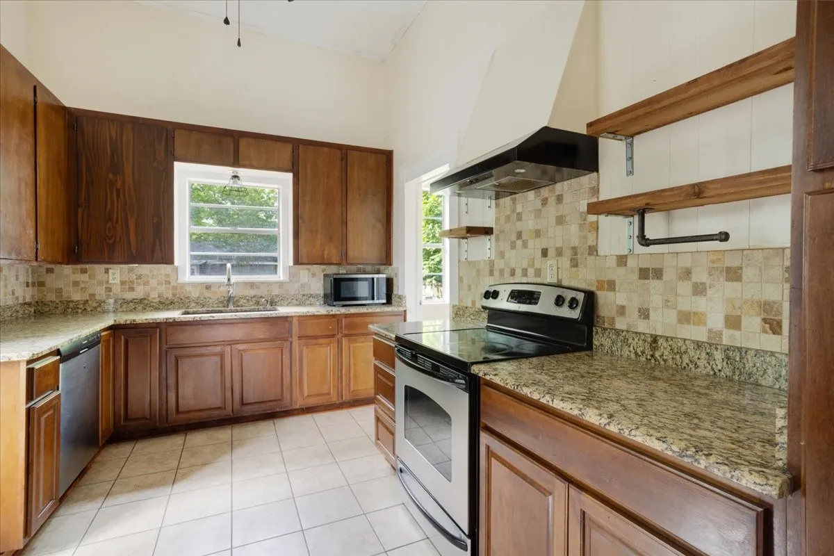 Single Family Residence For Sale in Titus County , 310 E 3rd St., Mt Pleasant, Texas 75455, 5 Bedroom, 3 Bathroom, Garage spaces, 2,348 Sqft, built in 1944, Preowned, mls#21247073, Real Estate Agent in Mt Pleasant, Homes For Sale in Titus county, Homes For Sale in Mt Pleasant, Realtor in Mt Pleasant Texas, Real Estate Brokerage Independent Realty Texas, Luminita Cordes Realtor