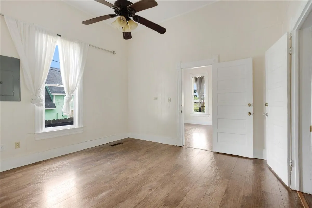 Single Family Residence For Sale in Titus County , 310 E 3rd St., Mt Pleasant, Texas 75455, 5 Bedroom, 3 Bathroom, Garage spaces, 2,348 Sqft, built in 1944, Preowned, mls#21247073, Real Estate Agent in Mt Pleasant, Homes For Sale in Titus county, Homes For Sale in Mt Pleasant, Realtor in Mt Pleasant Texas, Real Estate Brokerage Independent Realty Texas, Luminita Cordes Realtor