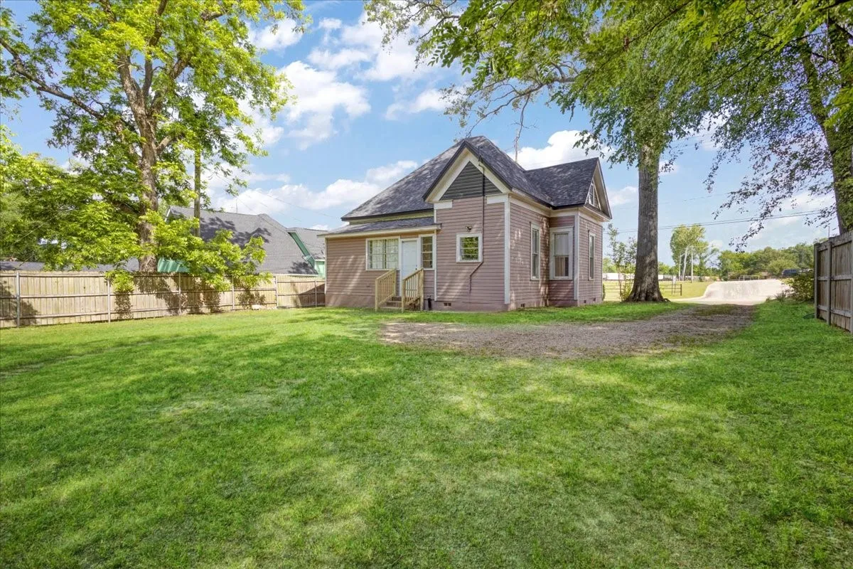 Single Family Residence For Sale in Titus County , 310 E 3rd St., Mt Pleasant, Texas 75455, 5 Bedroom, 3 Bathroom, Garage spaces, 2,348 Sqft, built in 1944, Preowned, mls#21247073, Real Estate Agent in Mt Pleasant, Homes For Sale in Titus county, Homes For Sale in Mt Pleasant, Realtor in Mt Pleasant Texas, Real Estate Brokerage Independent Realty Texas, Luminita Cordes Realtor