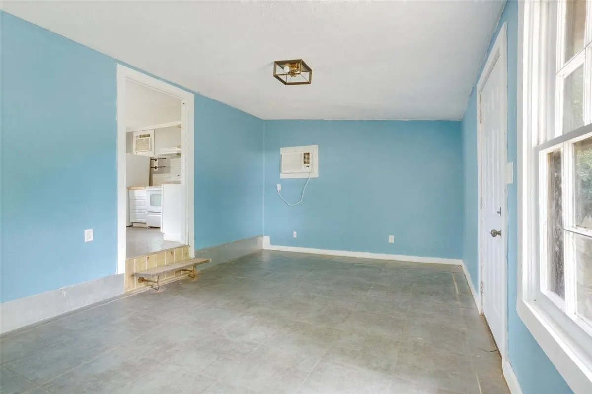 Single Family Residence For Sale in Titus County , 310 E 3rd St., Mt Pleasant, Texas 75455, 5 Bedroom, 3 Bathroom, Garage spaces, 2,348 Sqft, built in 1944, Preowned, mls#21247073, Real Estate Agent in Mt Pleasant, Homes For Sale in Titus county, Homes For Sale in Mt Pleasant, Realtor in Mt Pleasant Texas, Real Estate Brokerage Independent Realty Texas, Luminita Cordes Realtor
