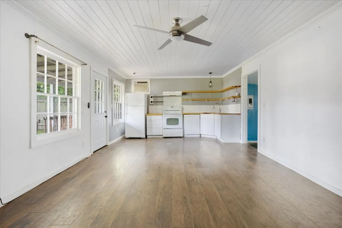 Single Family Residence For Sale in Titus County , 310 E 3rd St., Mt Pleasant, Texas 75455, 5 Bedroom, 3 Bathroom, Garage spaces, 2,348 Sqft, built in 1944, Preowned, mls#21247073, Real Estate Agent in Mt Pleasant, Homes For Sale in Titus county, Homes For Sale in Mt Pleasant, Realtor in Mt Pleasant Texas, Real Estate Brokerage Independent Realty Texas, Luminita Cordes Realtor