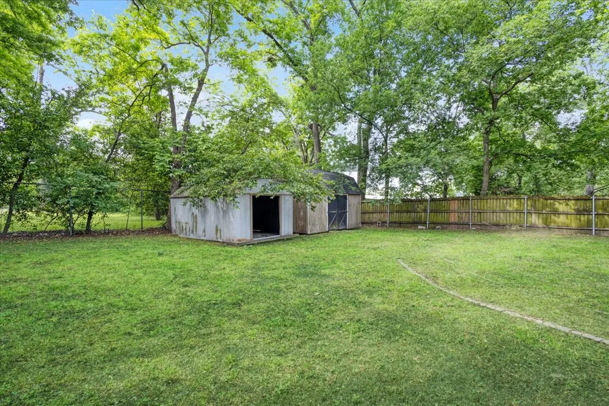Single Family Residence For Sale in Titus County , 310 E 3rd St., Mt Pleasant, Texas 75455, 5 Bedroom, 3 Bathroom, Garage spaces, 2,348 Sqft, built in 1944, Preowned, mls#21247073, Real Estate Agent in Mt Pleasant, Homes For Sale in Titus county, Homes For Sale in Mt Pleasant, Realtor in Mt Pleasant Texas, Real Estate Brokerage Independent Realty Texas, Luminita Cordes Realtor