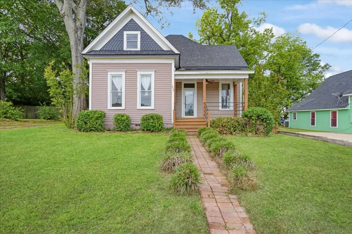 Single Family Residence For Sale in Titus County , 310 E 3rd St., Mt Pleasant, Texas 75455, 5 Bedroom, 3 Bathroom, Garage spaces, 2,348 Sqft, built in 1944, Preowned, mls#21247073, Real Estate Agent in Mt Pleasant, Homes For Sale in Titus county, Homes For Sale in Mt Pleasant, Realtor in Mt Pleasant Texas, Real Estate Brokerage Independent Realty Texas, Luminita Cordes Realtor