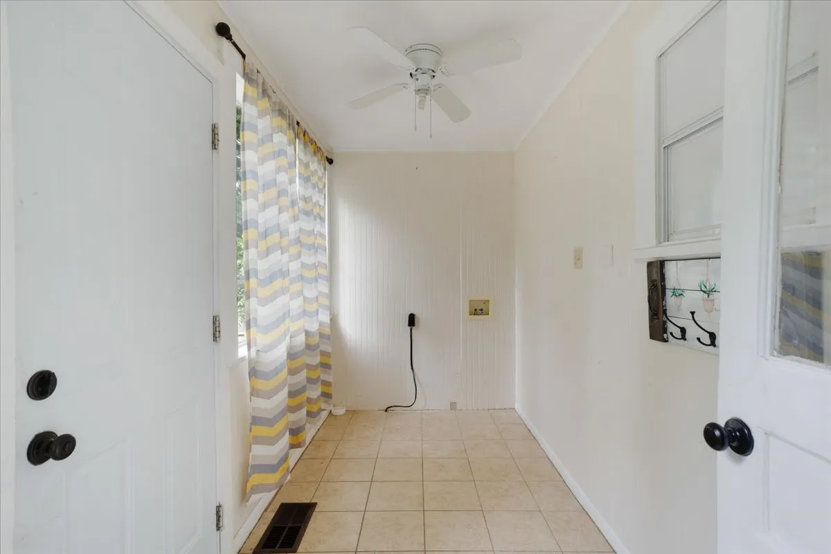 Single Family Residence For Sale in Titus County , 310 E 3rd St., Mt Pleasant, Texas 75455, 5 Bedroom, 3 Bathroom, Garage spaces, 2,348 Sqft, built in 1944, Preowned, mls#21247073, Real Estate Agent in Mt Pleasant, Homes For Sale in Titus county, Homes For Sale in Mt Pleasant, Realtor in Mt Pleasant Texas, Real Estate Brokerage Independent Realty Texas, Luminita Cordes Realtor