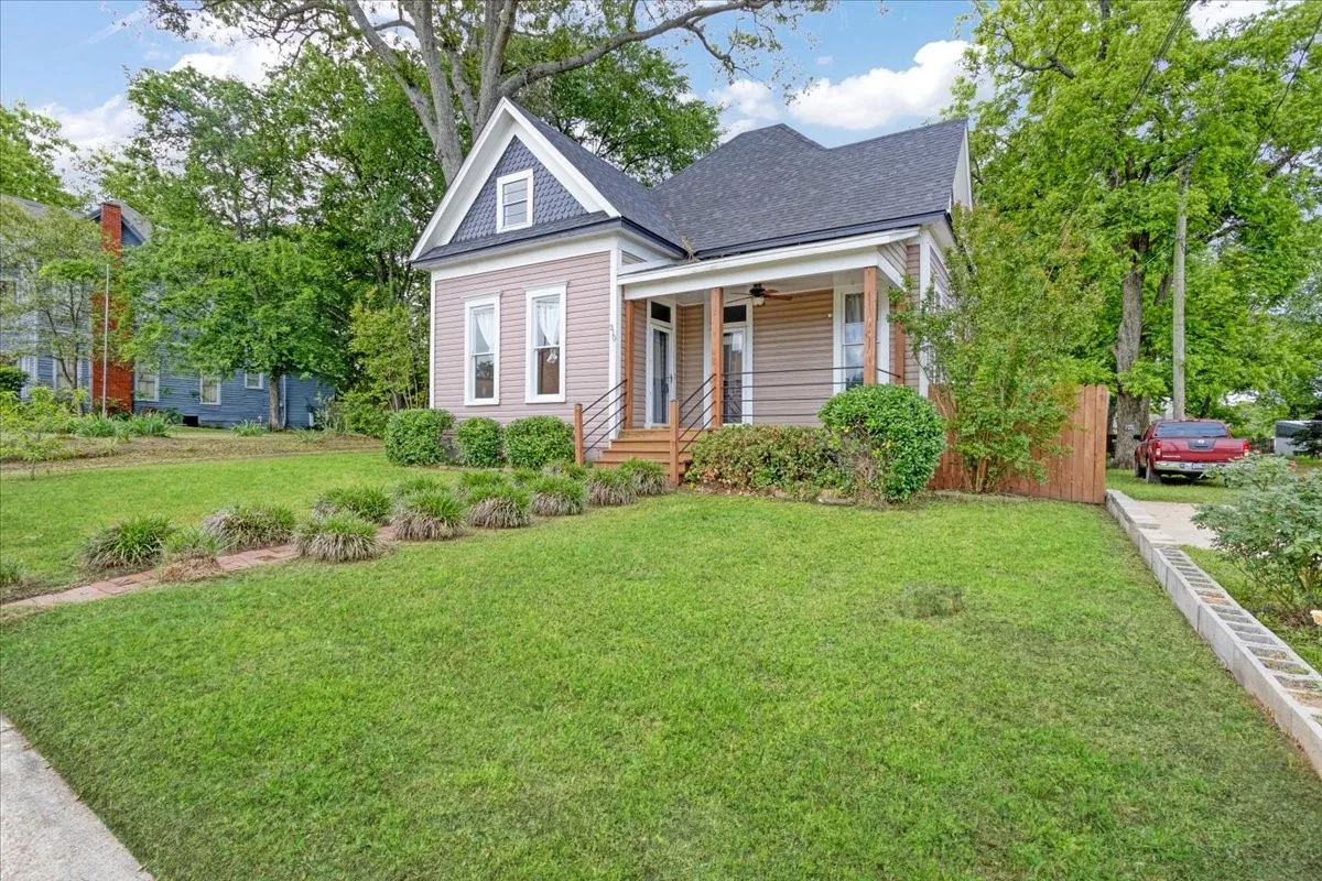 Single Family Residence For Sale in Titus County , 310 E 3rd St., Mt Pleasant, Texas 75455, 5 Bedroom, 3 Bathroom, Garage spaces, 2,348 Sqft, built in 1944, Preowned, mls#21247073, Real Estate Agent in Mt Pleasant, Homes For Sale in Titus county, Homes For Sale in Mt Pleasant, Realtor in Mt Pleasant Texas, Real Estate Brokerage Independent Realty Texas, Luminita Cordes Realtor