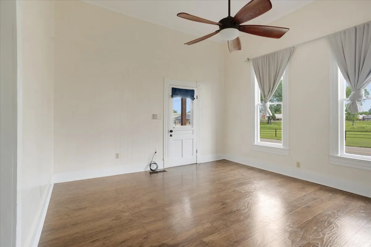 Single Family Residence For Sale in Titus County , 310 E 3rd St., Mt Pleasant, Texas 75455, 5 Bedroom, 3 Bathroom, Garage spaces, 2,348 Sqft, built in 1944, Preowned, mls#21247073, Real Estate Agent in Mt Pleasant, Homes For Sale in Titus county, Homes For Sale in Mt Pleasant, Realtor in Mt Pleasant Texas, Real Estate Brokerage Independent Realty Texas, Luminita Cordes Realtor