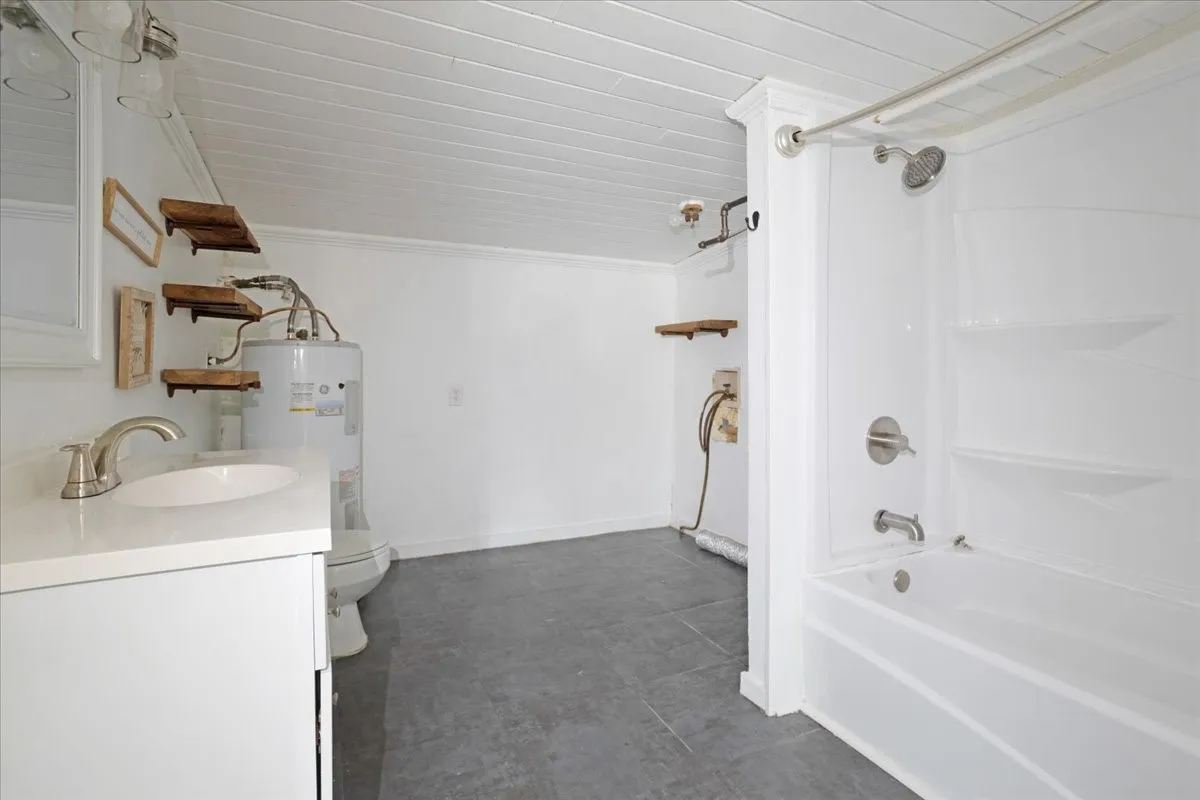 Single Family Residence For Sale in Titus County , 310 E 3rd St., Mt Pleasant, Texas 75455, 5 Bedroom, 3 Bathroom, Garage spaces, 2,348 Sqft, built in 1944, Preowned, mls#21247073, Real Estate Agent in Mt Pleasant, Homes For Sale in Titus county, Homes For Sale in Mt Pleasant, Realtor in Mt Pleasant Texas, Real Estate Brokerage Independent Realty Texas, Luminita Cordes Realtor