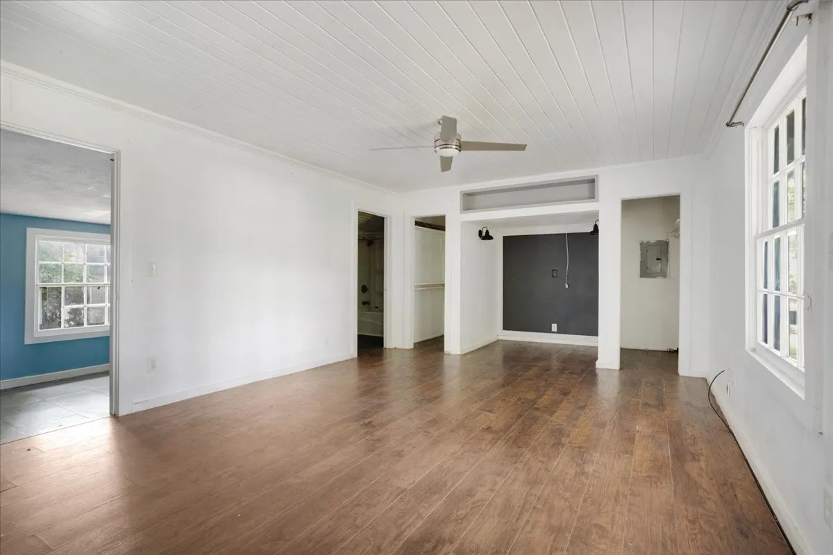 Single Family Residence For Sale in Titus County , 310 E 3rd St., Mt Pleasant, Texas 75455, 5 Bedroom, 3 Bathroom, Garage spaces, 2,348 Sqft, built in 1944, Preowned, mls#21247073, Real Estate Agent in Mt Pleasant, Homes For Sale in Titus county, Homes For Sale in Mt Pleasant, Realtor in Mt Pleasant Texas, Real Estate Brokerage Independent Realty Texas, Luminita Cordes Realtor