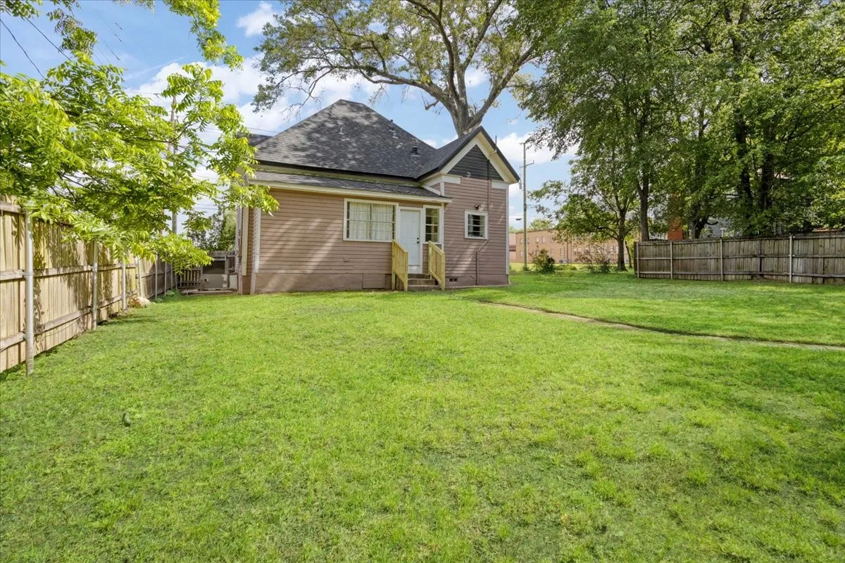 Single Family Residence For Sale in Titus County , 310 E 3rd St., Mt Pleasant, Texas 75455, 5 Bedroom, 3 Bathroom, Garage spaces, 2,348 Sqft, built in 1944, Preowned, mls#21247073, Real Estate Agent in Mt Pleasant, Homes For Sale in Titus county, Homes For Sale in Mt Pleasant, Realtor in Mt Pleasant Texas, Real Estate Brokerage Independent Realty Texas, Luminita Cordes Realtor