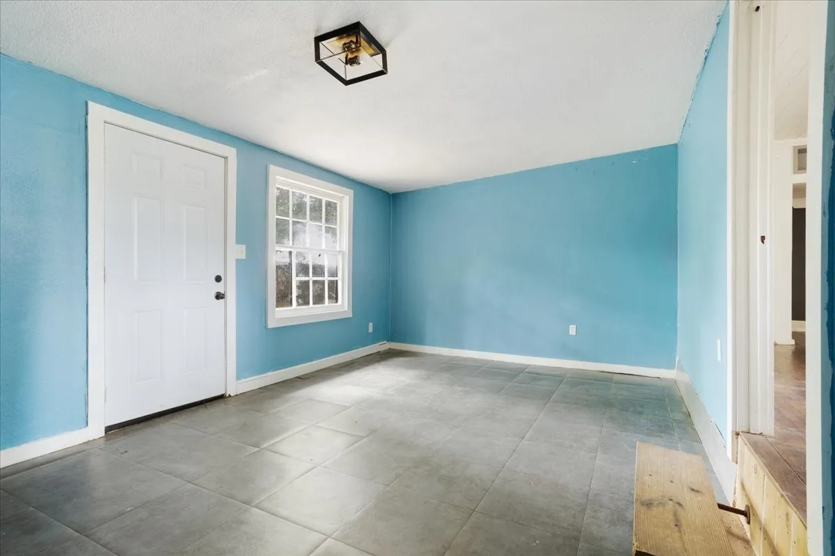 Single Family Residence For Sale in Titus County , 310 E 3rd St., Mt Pleasant, Texas 75455, 5 Bedroom, 3 Bathroom, Garage spaces, 2,348 Sqft, built in 1944, Preowned, mls#21247073, Real Estate Agent in Mt Pleasant, Homes For Sale in Titus county, Homes For Sale in Mt Pleasant, Realtor in Mt Pleasant Texas, Real Estate Brokerage Independent Realty Texas, Luminita Cordes Realtor