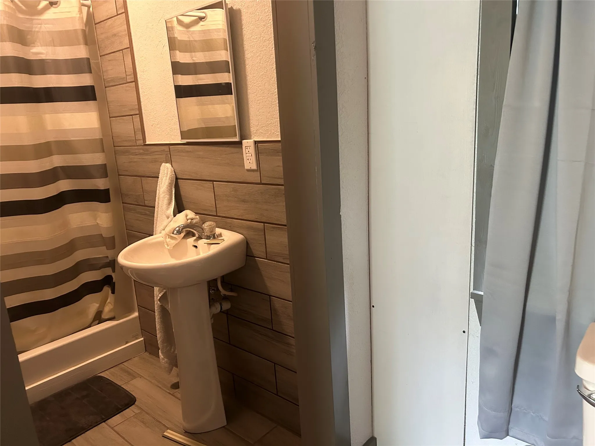 Single Family Residence For Sale in Limestone County , 190 Private Road 5825A, Groesbeck, Texas 76642, 3 Bedroom, 3 Bathroom, 2 Garage spaces, 2,400 Sqft, built in 2021, New Construction - Complete, mls#21252280, Real Estate Agent in Groesbeck, Homes For Sale in Limestone county, Homes For Sale in Groesbeck, Realtor in Groesbeck Texas, Real Estate Brokerage Independent Realty Texas, Luminita Cordes Realtor