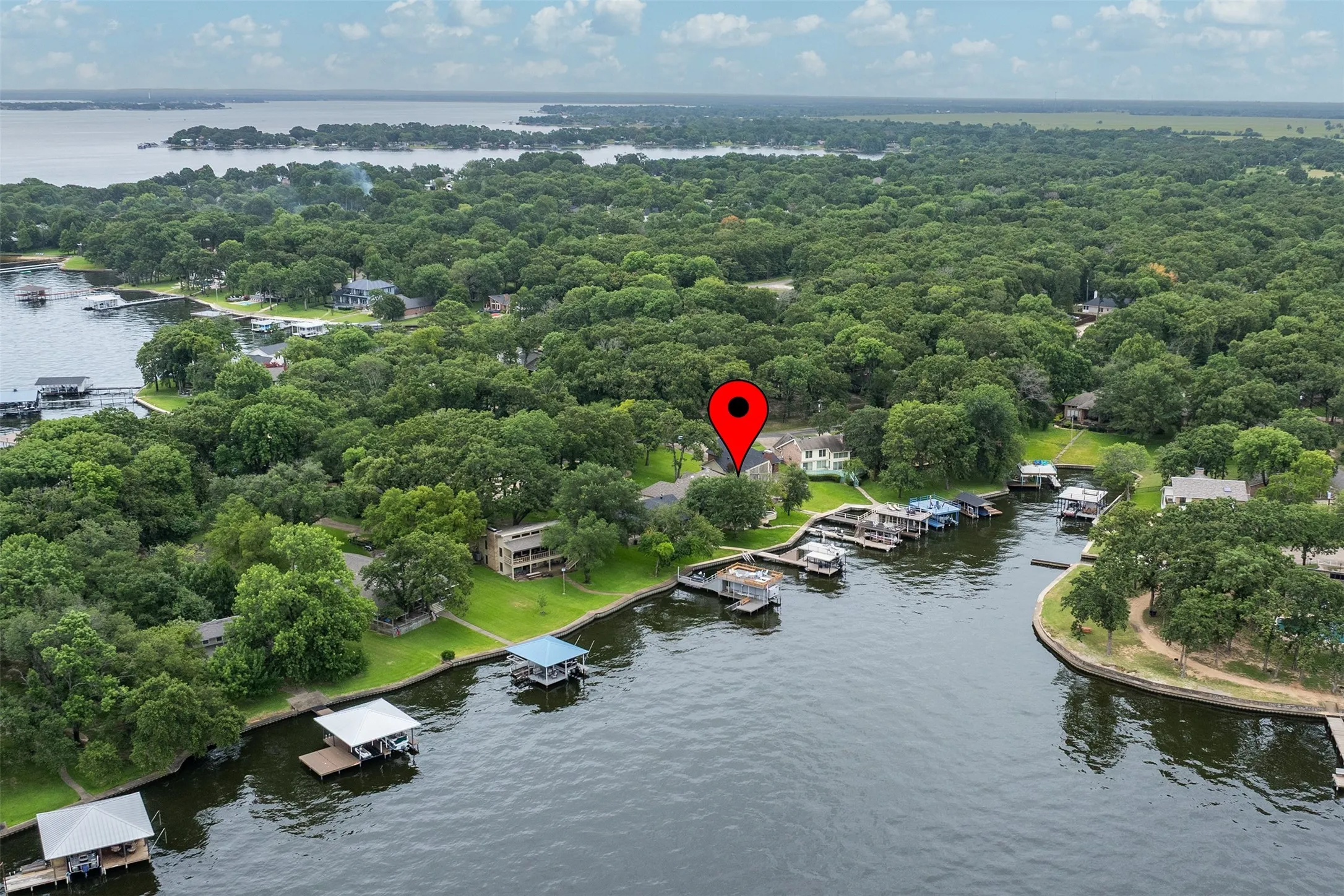 Single Family Residence For Sale in Henderson County , 301 Northshore, Trinidad, Texas 75163, 4 Bedroom, 2 Bathroom, 1 Garage spaces, 2,194 Sqft, built in 1995, mls#21252288, Real Estate Agent in Trinidad, Homes For Sale in Henderson county, Homes For Sale in Trinidad, Realtor in Trinidad Texas, Real Estate Brokerage Independent Realty Texas, Luminita Cordes Realtor