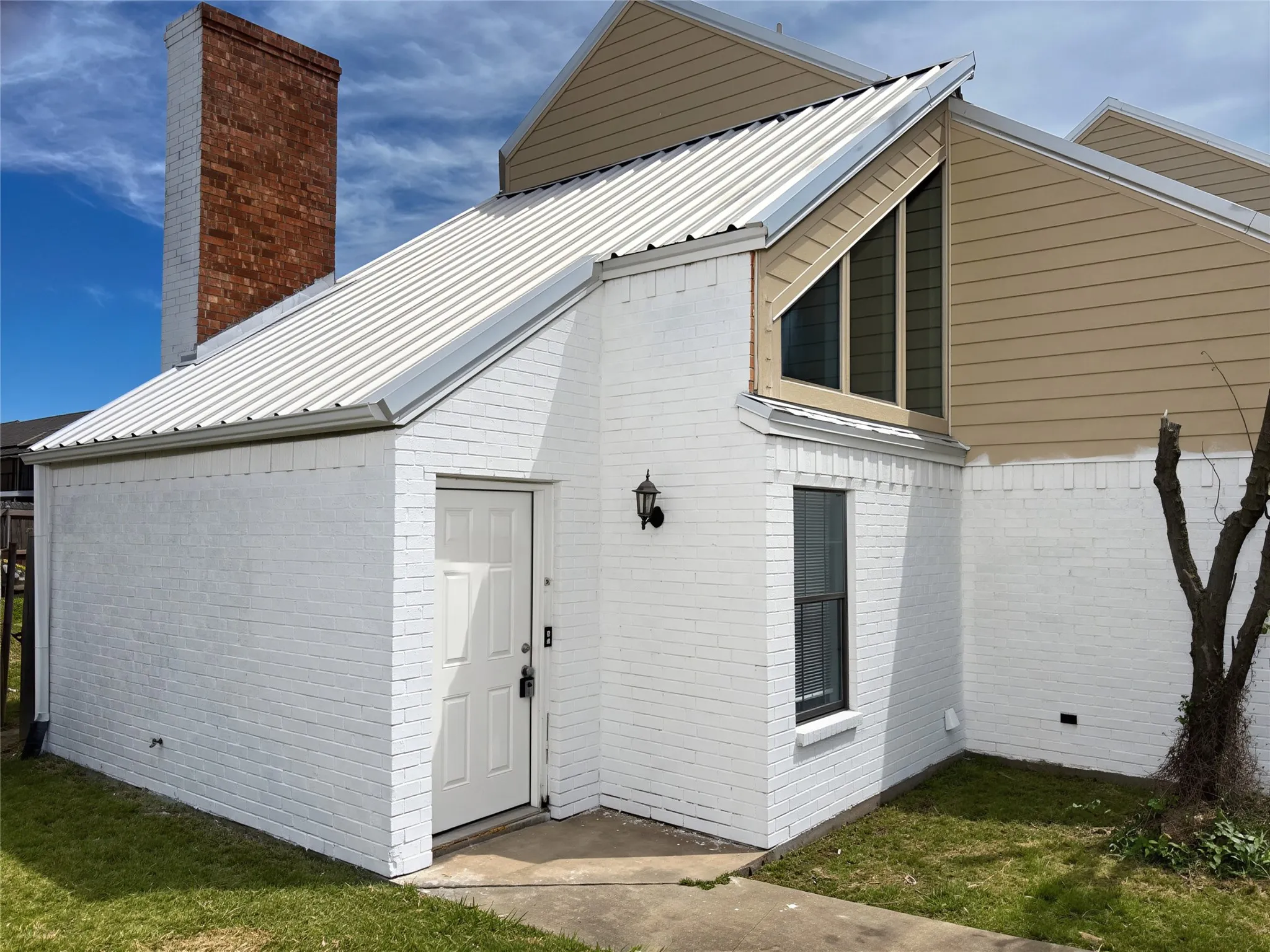 Townhouse For Rent in Grayson County , 1900 W Taylor Street, Sherman, Texas 75092, 2 Bedrooms, 2 Bathrooms, 1 Garage spaces, 1,016 Sqft, built in 1985, Price $1,495, mls#21252312, Real Estate Agent in Sherman, Homes For Rent in Grayson county, Homes For Rent in Sherman, Realtor in Sherman Texas, Real Estate Brokerage Independent Realty Texas, Luminita Cordes Realtor
