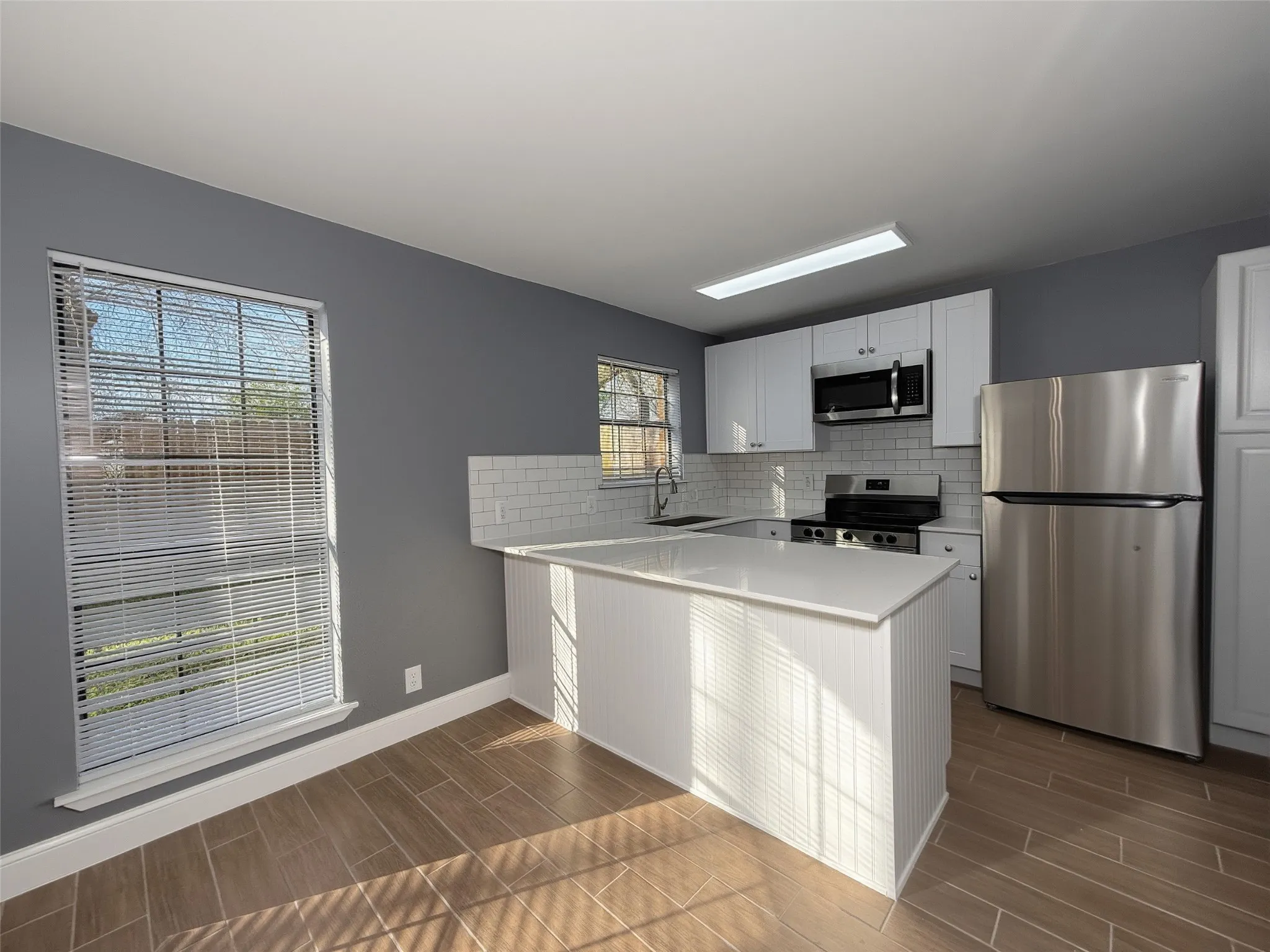 Townhouse For Rent in Grayson County , 1900 W Taylor Street, Sherman, Texas 75092, 2 Bedrooms, 2 Bathrooms, 1 Garage spaces, 1,016 Sqft, built in 1985, Price $1,495, mls#21252312, Real Estate Agent in Sherman, Homes For Rent in Grayson county, Homes For Rent in Sherman, Realtor in Sherman Texas, Real Estate Brokerage Independent Realty Texas, Luminita Cordes Realtor