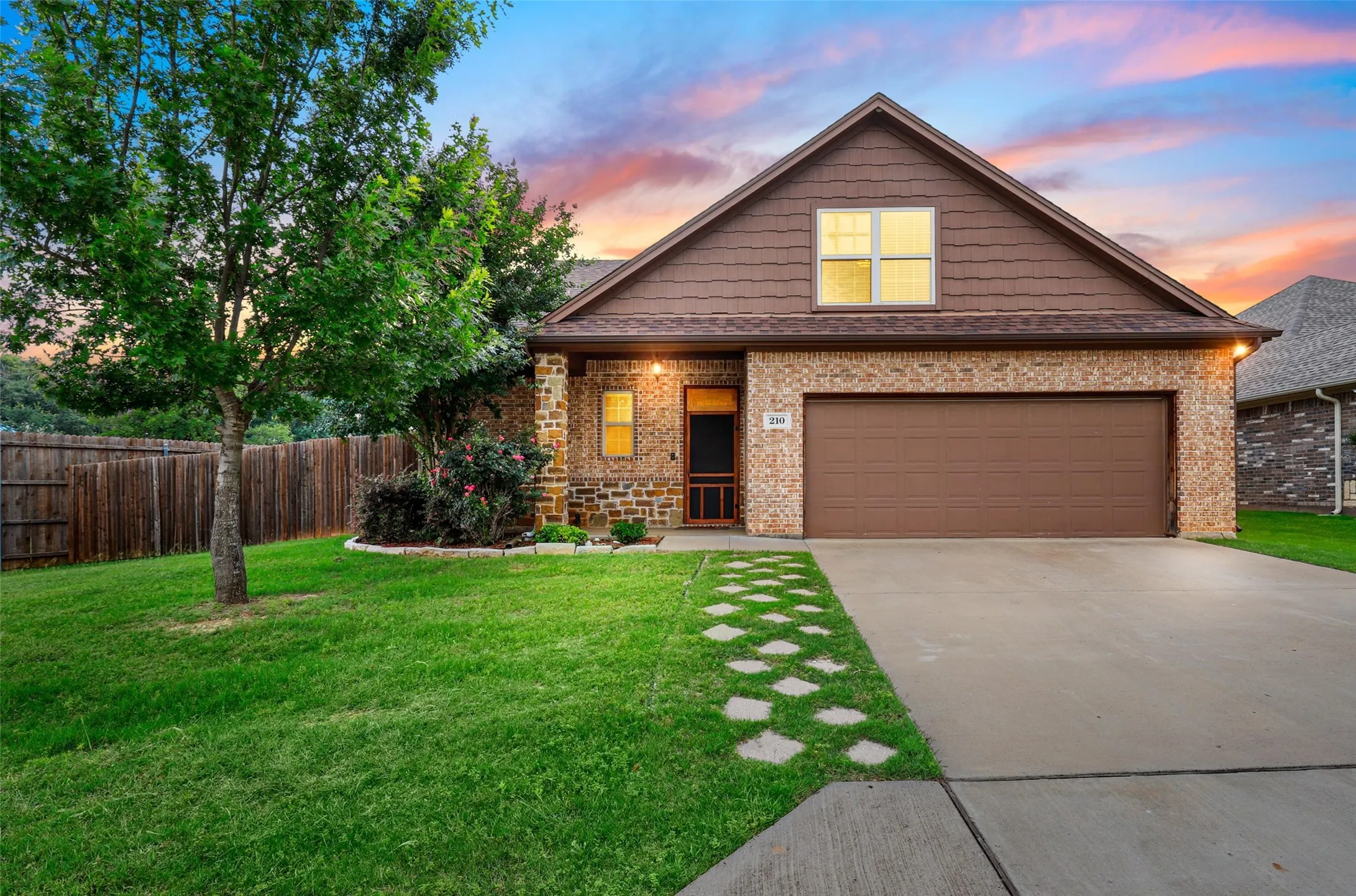 Single Family Residence For Sale in Hood County , 210 Donna Circle, Granbury, Texas 76049, 3 Bedrooms, 3 Bathrooms, 2 Garage spaces, 2,045 Sqft, built in 2016, Preowned, Price $325,000, mls#21245297, Real Estate Agent in Granbury, Homes For Sale in Hood county, Homes For Sale in Granbury, Realtor in Granbury Texas, Real Estate Brokerage Independent Realty Texas, Luminita Cordes Realtor