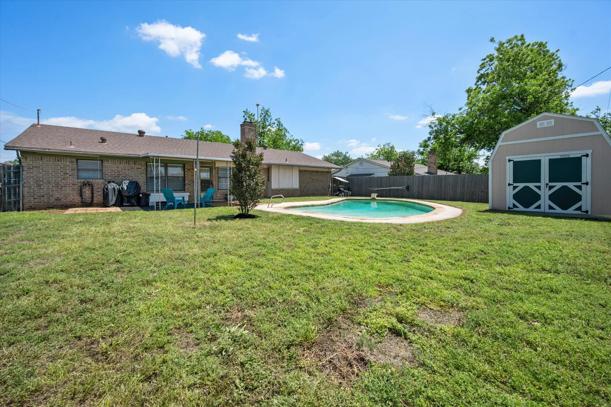 Single Family Residence For Sale in Tarrant County , 212 S Heights Drive, Crowley, Texas 76036, 3 Bedroom, 2 Bathroom, 2 Garage spaces, 1,614 Sqft, built in 1973, Preowned, mls#21251617, Real Estate Agent in Crowley, Homes For Sale in Tarrant county, Homes For Sale in Crowley, Realtor in Crowley Texas, Real Estate Brokerage Independent Realty Texas, Luminita Cordes Realtor