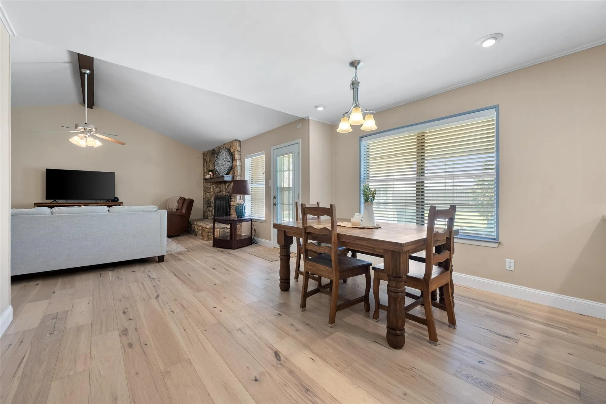 Single Family Residence For Sale in Tarrant County , 212 S Heights Drive, Crowley, Texas 76036, 3 Bedroom, 2 Bathroom, 2 Garage spaces, 1,614 Sqft, built in 1973, Preowned, mls#21251617, Real Estate Agent in Crowley, Homes For Sale in Tarrant county, Homes For Sale in Crowley, Realtor in Crowley Texas, Real Estate Brokerage Independent Realty Texas, Luminita Cordes Realtor