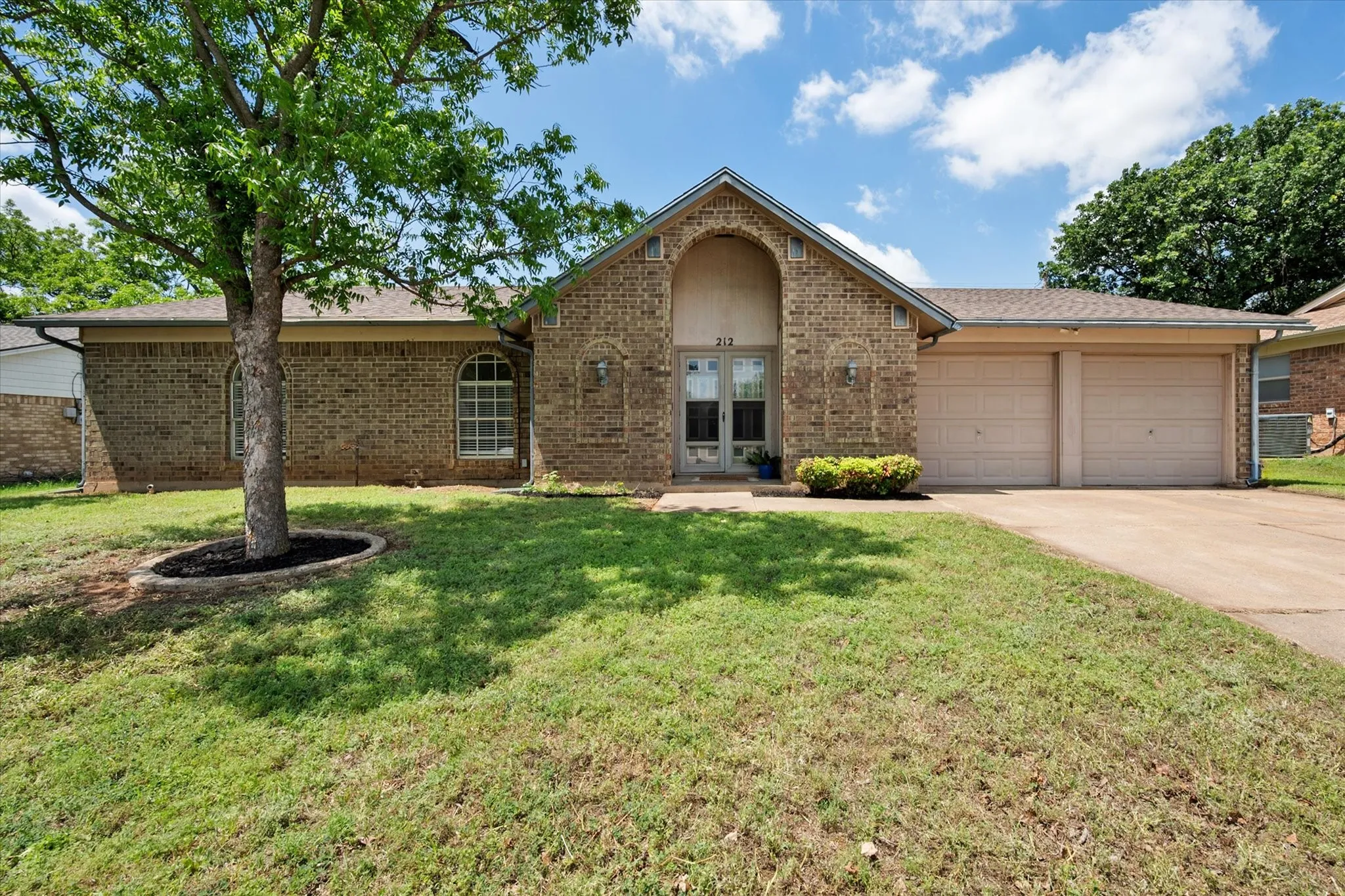 Single Family Residence For Sale in Tarrant County , 212 S Heights Drive, Crowley, Texas 76036, 3 Bedroom, 2 Bathroom, 2 Garage spaces, 1,614 Sqft, built in 1973, Preowned, mls#21251617, Real Estate Agent in Crowley, Homes For Sale in Tarrant county, Homes For Sale in Crowley, Realtor in Crowley Texas, Real Estate Brokerage Independent Realty Texas, Luminita Cordes Realtor