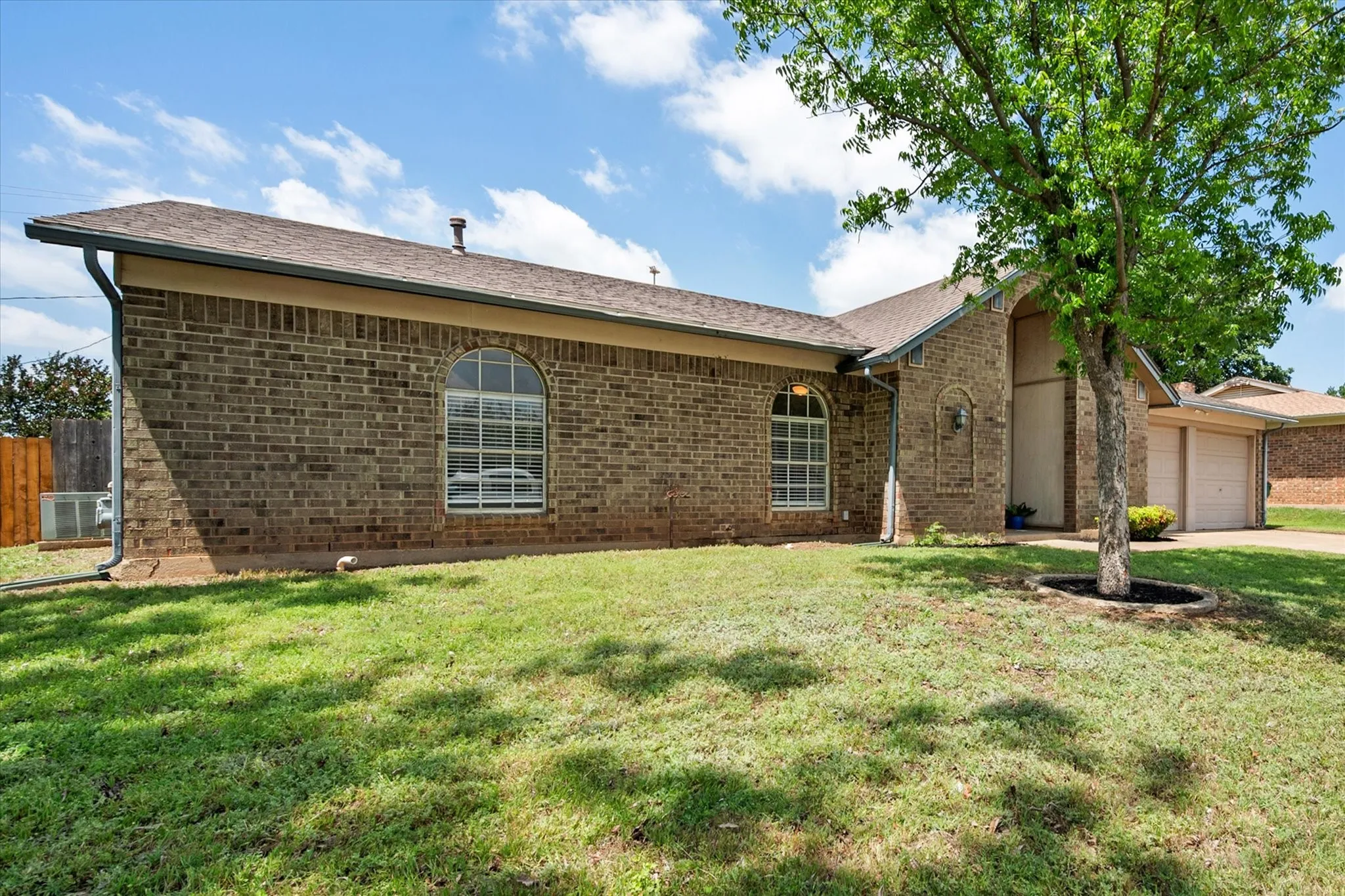 Single Family Residence For Sale in Tarrant County , 212 S Heights Drive, Crowley, Texas 76036, 3 Bedroom, 2 Bathroom, 2 Garage spaces, 1,614 Sqft, built in 1973, Preowned, mls#21251617, Real Estate Agent in Crowley, Homes For Sale in Tarrant county, Homes For Sale in Crowley, Realtor in Crowley Texas, Real Estate Brokerage Independent Realty Texas, Luminita Cordes Realtor