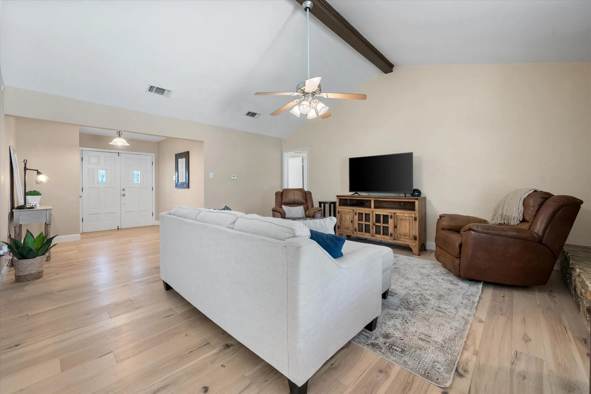 Single Family Residence For Sale in Tarrant County , 212 S Heights Drive, Crowley, Texas 76036, 3 Bedroom, 2 Bathroom, 2 Garage spaces, 1,614 Sqft, built in 1973, Preowned, mls#21251617, Real Estate Agent in Crowley, Homes For Sale in Tarrant county, Homes For Sale in Crowley, Realtor in Crowley Texas, Real Estate Brokerage Independent Realty Texas, Luminita Cordes Realtor