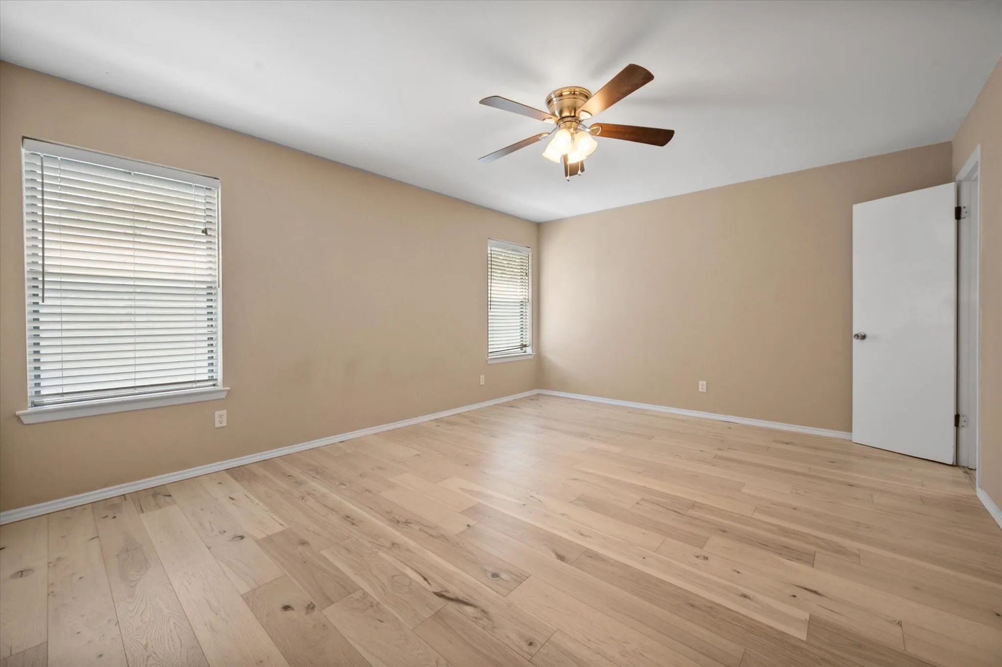 Single Family Residence For Sale in Tarrant County , 212 S Heights Drive, Crowley, Texas 76036, 3 Bedroom, 2 Bathroom, 2 Garage spaces, 1,614 Sqft, built in 1973, Preowned, mls#21251617, Real Estate Agent in Crowley, Homes For Sale in Tarrant county, Homes For Sale in Crowley, Realtor in Crowley Texas, Real Estate Brokerage Independent Realty Texas, Luminita Cordes Realtor