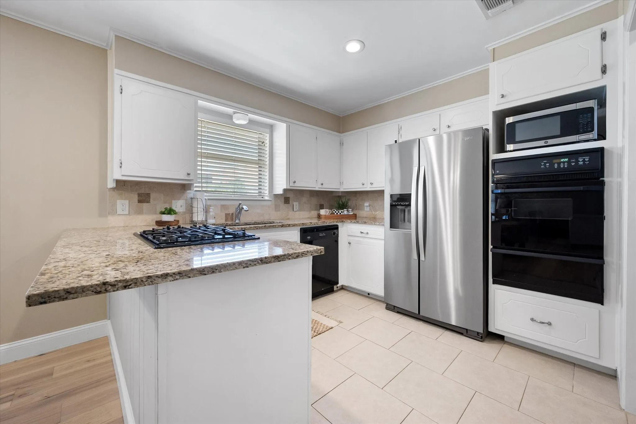 Single Family Residence For Sale in Tarrant County , 212 S Heights Drive, Crowley, Texas 76036, 3 Bedroom, 2 Bathroom, 2 Garage spaces, 1,614 Sqft, built in 1973, Preowned, mls#21251617, Real Estate Agent in Crowley, Homes For Sale in Tarrant county, Homes For Sale in Crowley, Realtor in Crowley Texas, Real Estate Brokerage Independent Realty Texas, Luminita Cordes Realtor