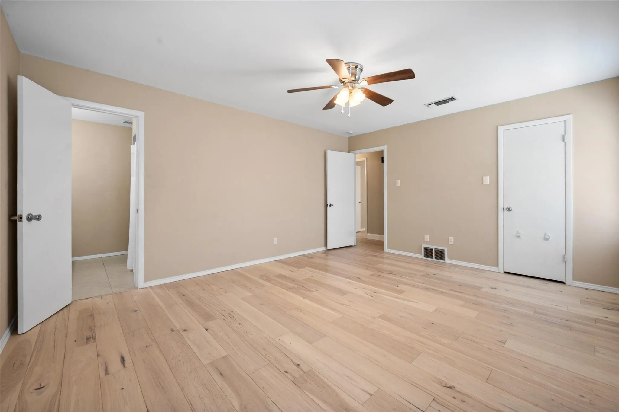 Single Family Residence For Sale in Tarrant County , 212 S Heights Drive, Crowley, Texas 76036, 3 Bedroom, 2 Bathroom, 2 Garage spaces, 1,614 Sqft, built in 1973, Preowned, mls#21251617, Real Estate Agent in Crowley, Homes For Sale in Tarrant county, Homes For Sale in Crowley, Realtor in Crowley Texas, Real Estate Brokerage Independent Realty Texas, Luminita Cordes Realtor