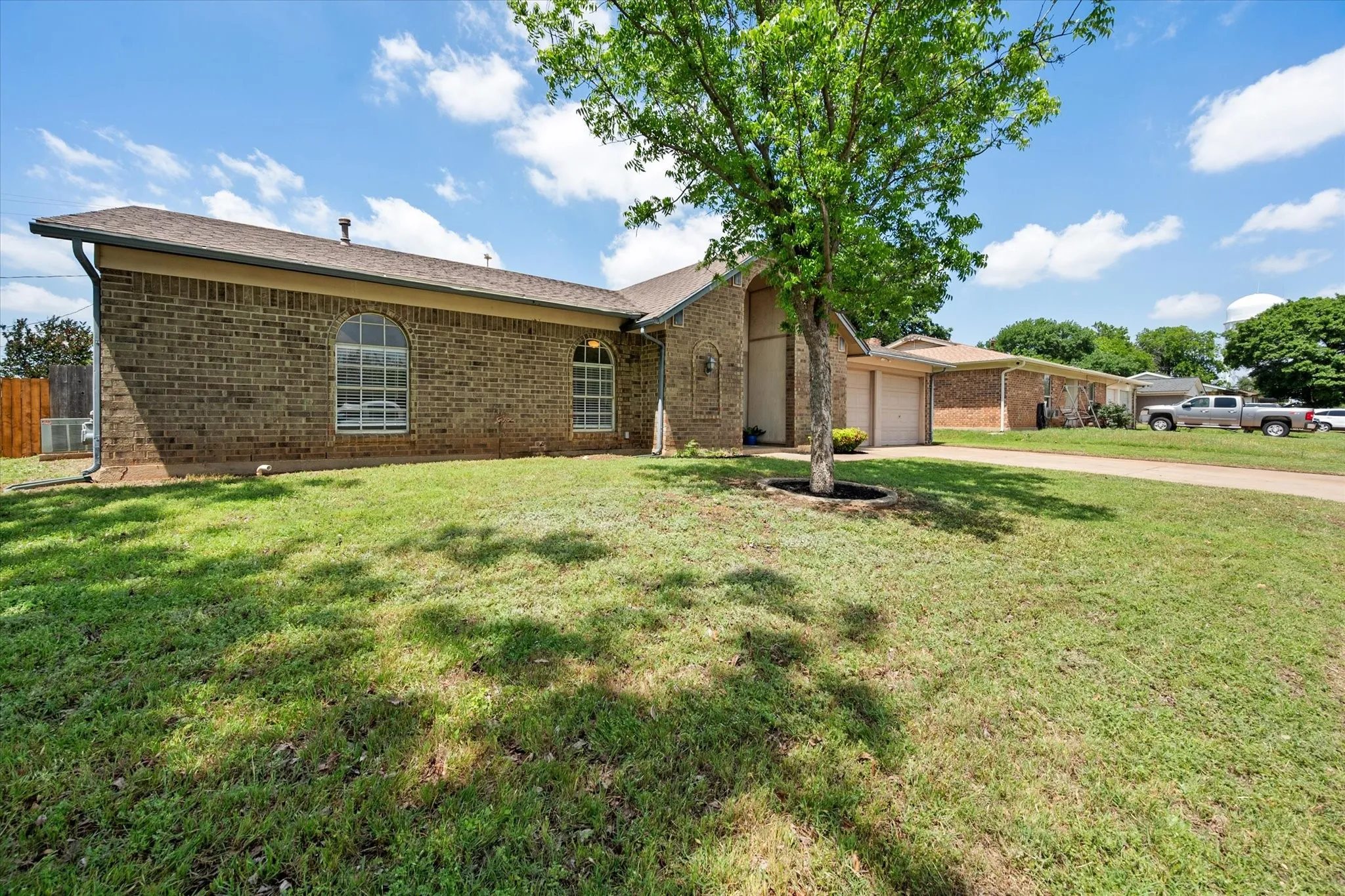 Single Family Residence For Sale in Tarrant County , 212 S Heights Drive, Crowley, Texas 76036, 3 Bedroom, 2 Bathroom, 2 Garage spaces, 1,614 Sqft, built in 1973, Preowned, mls#21251617, Real Estate Agent in Crowley, Homes For Sale in Tarrant county, Homes For Sale in Crowley, Realtor in Crowley Texas, Real Estate Brokerage Independent Realty Texas, Luminita Cordes Realtor
