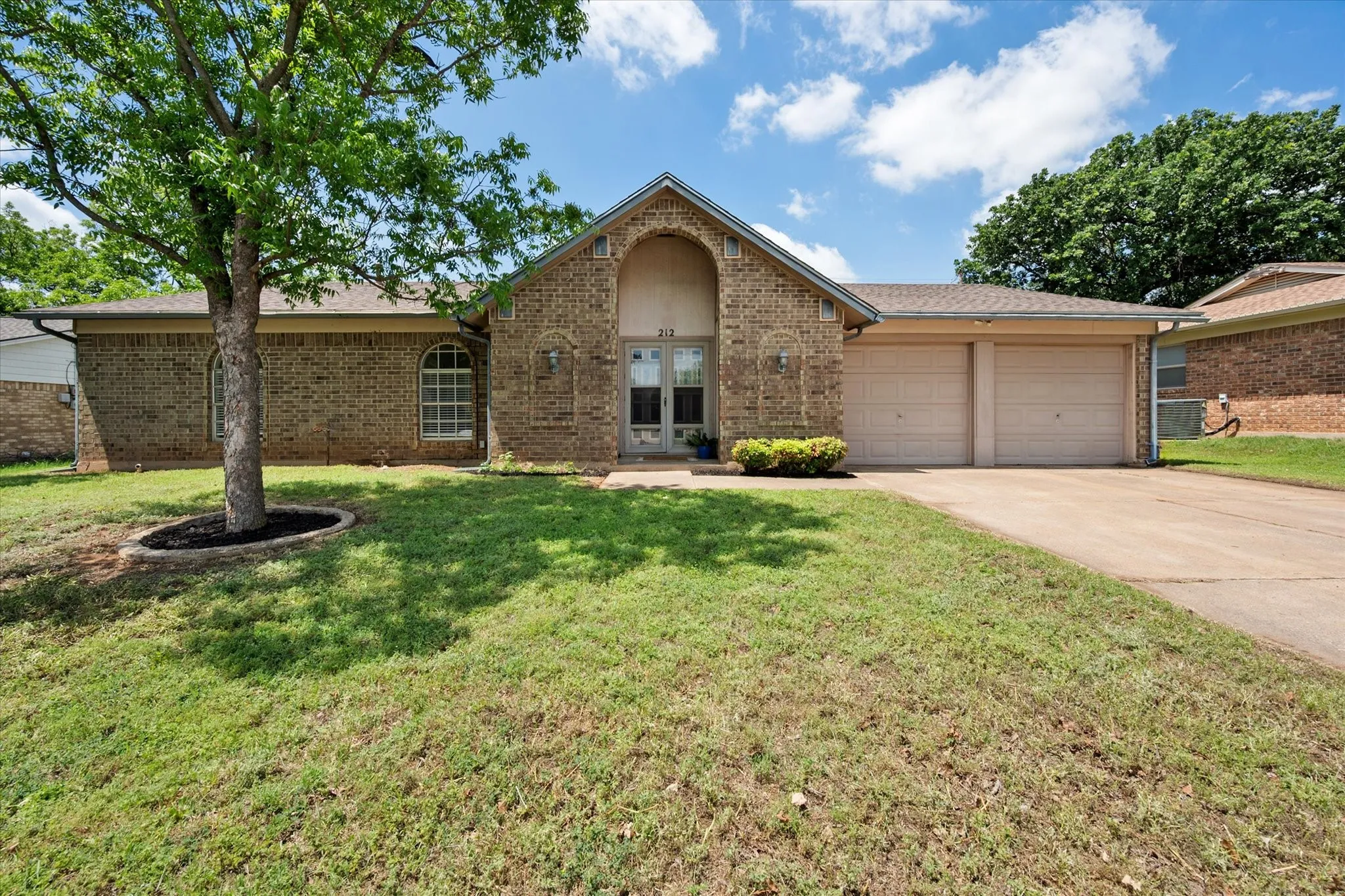 Single Family Residence For Sale in Tarrant County , 212 S Heights Drive, Crowley, Texas 76036, 3 Bedroom, 2 Bathroom, 2 Garage spaces, 1,614 Sqft, built in 1973, Preowned, mls#21251617, Real Estate Agent in Crowley, Homes For Sale in Tarrant county, Homes For Sale in Crowley, Realtor in Crowley Texas, Real Estate Brokerage Independent Realty Texas, Luminita Cordes Realtor