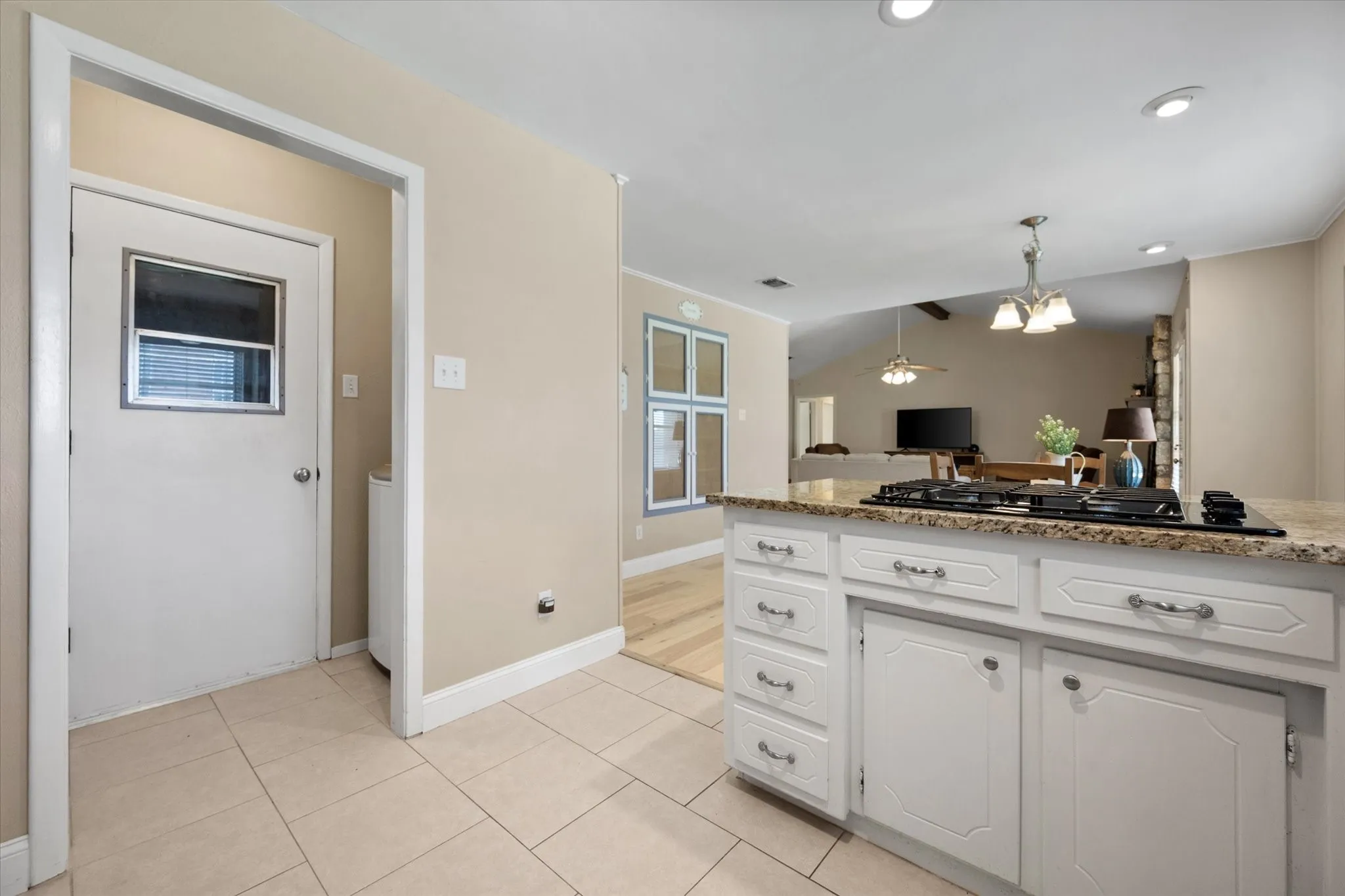 Single Family Residence For Sale in Tarrant County , 212 S Heights Drive, Crowley, Texas 76036, 3 Bedroom, 2 Bathroom, 2 Garage spaces, 1,614 Sqft, built in 1973, Preowned, mls#21251617, Real Estate Agent in Crowley, Homes For Sale in Tarrant county, Homes For Sale in Crowley, Realtor in Crowley Texas, Real Estate Brokerage Independent Realty Texas, Luminita Cordes Realtor