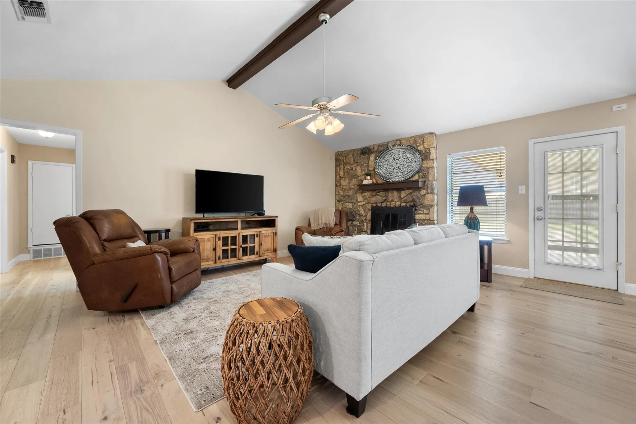 Single Family Residence For Sale in Tarrant County , 212 S Heights Drive, Crowley, Texas 76036, 3 Bedroom, 2 Bathroom, 2 Garage spaces, 1,614 Sqft, built in 1973, Preowned, mls#21251617, Real Estate Agent in Crowley, Homes For Sale in Tarrant county, Homes For Sale in Crowley, Realtor in Crowley Texas, Real Estate Brokerage Independent Realty Texas, Luminita Cordes Realtor